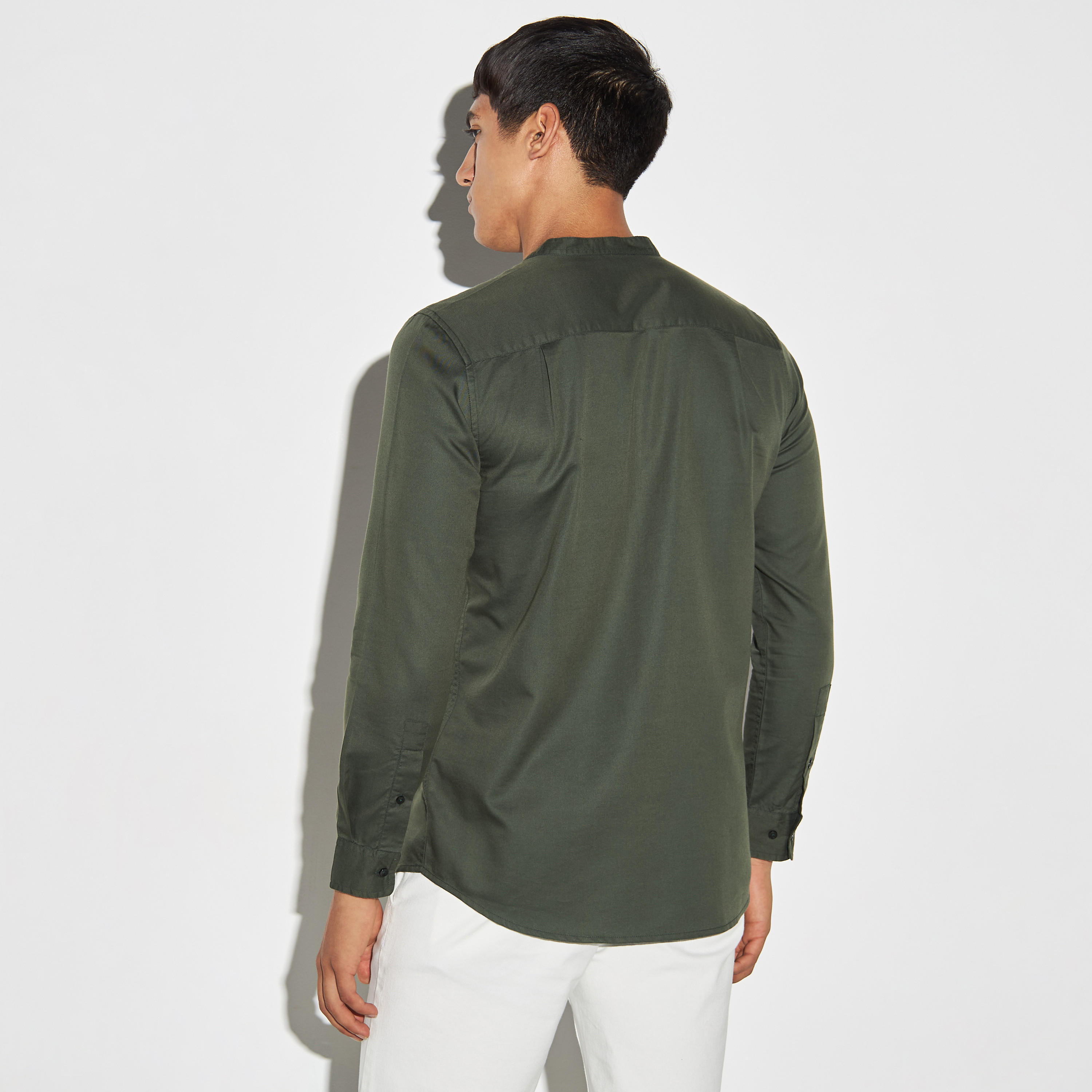 قميص سادة بياقة باند وأكمام طويلة-men-clothing-shirts-image-3