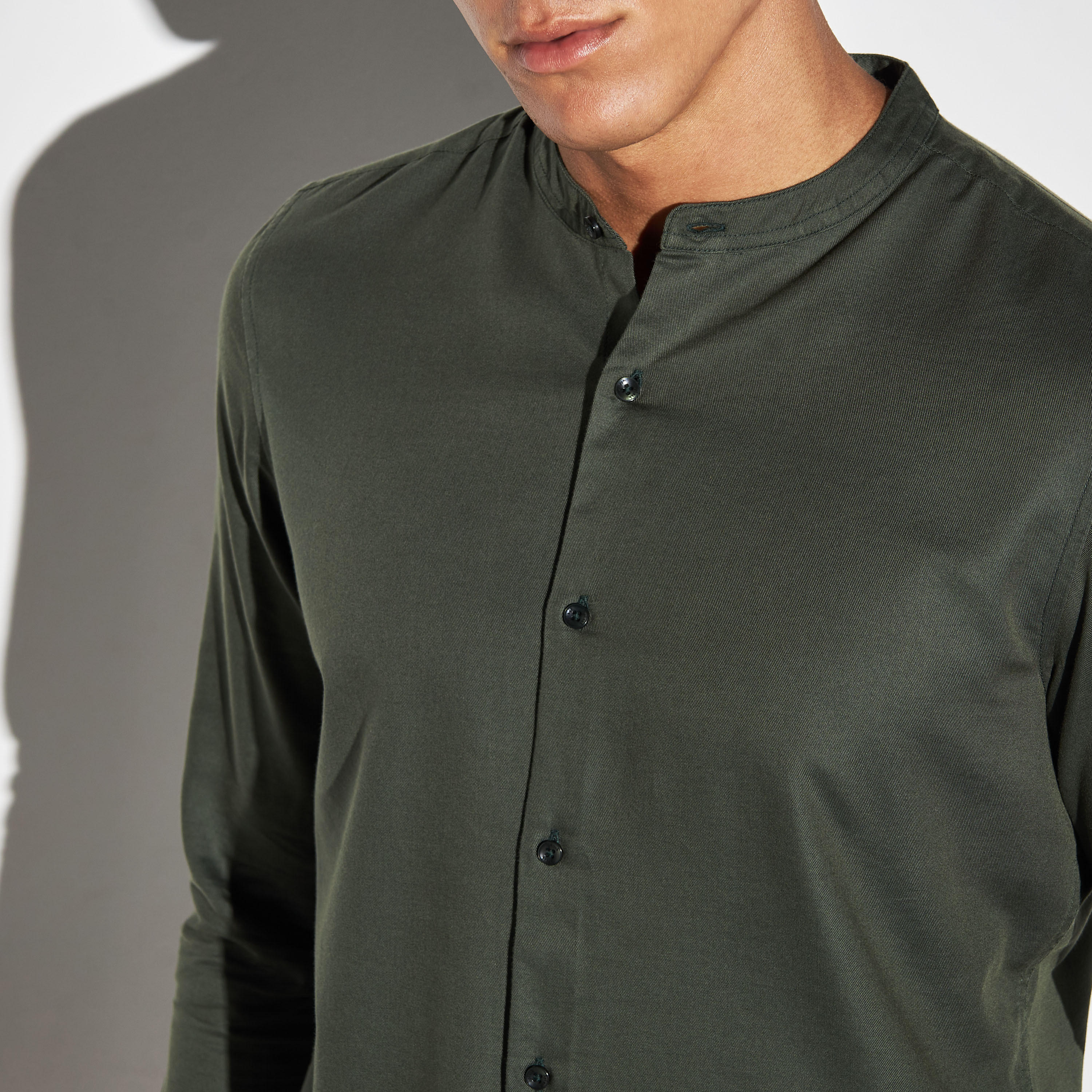قميص سادة بياقة باند وأكمام طويلة-men-clothing-shirts-image-4