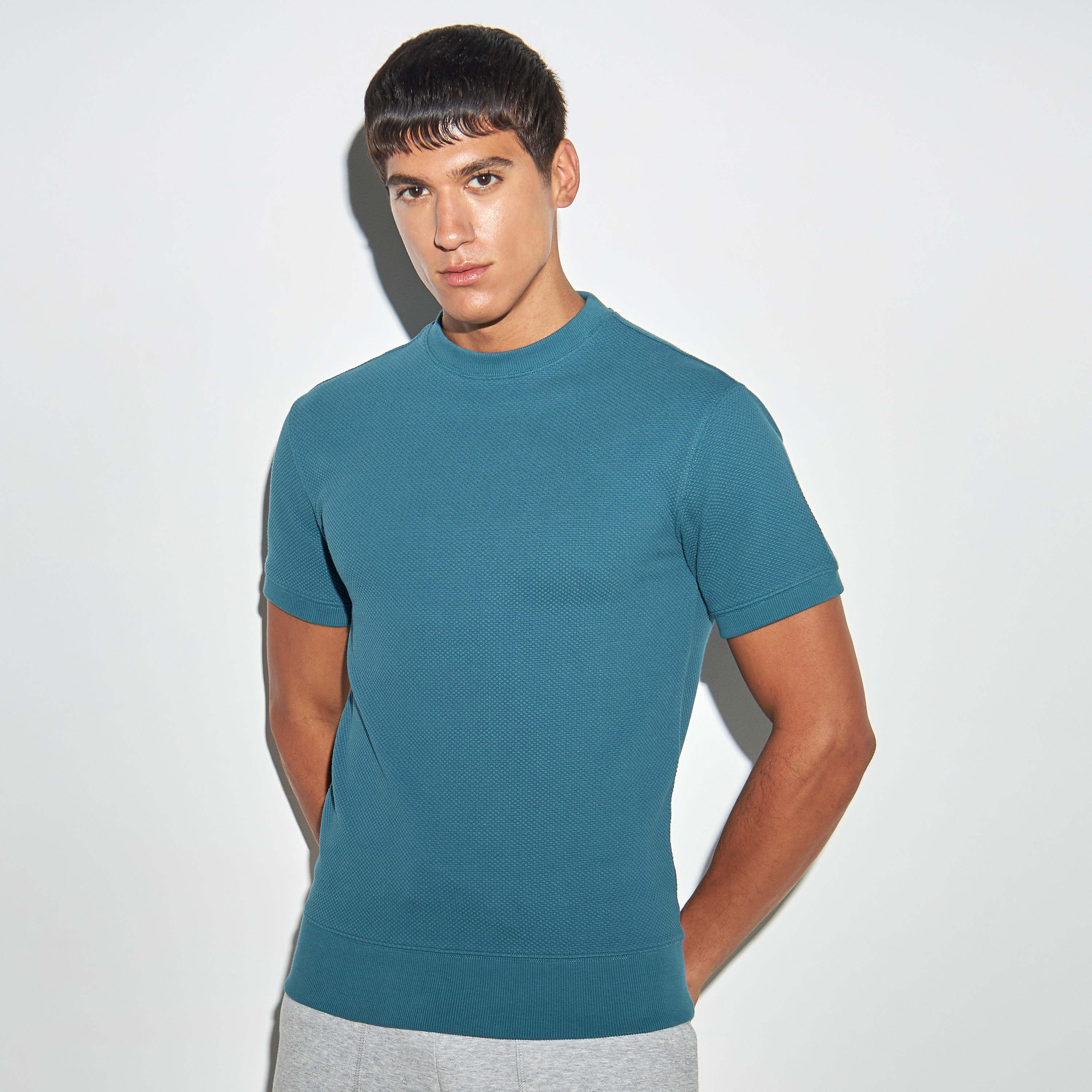 تيشيرت بارز الملمس بياقة ضيقة وأكمام قصيرة-men-clothing-tshirtsandpolos-tshirts-image-4