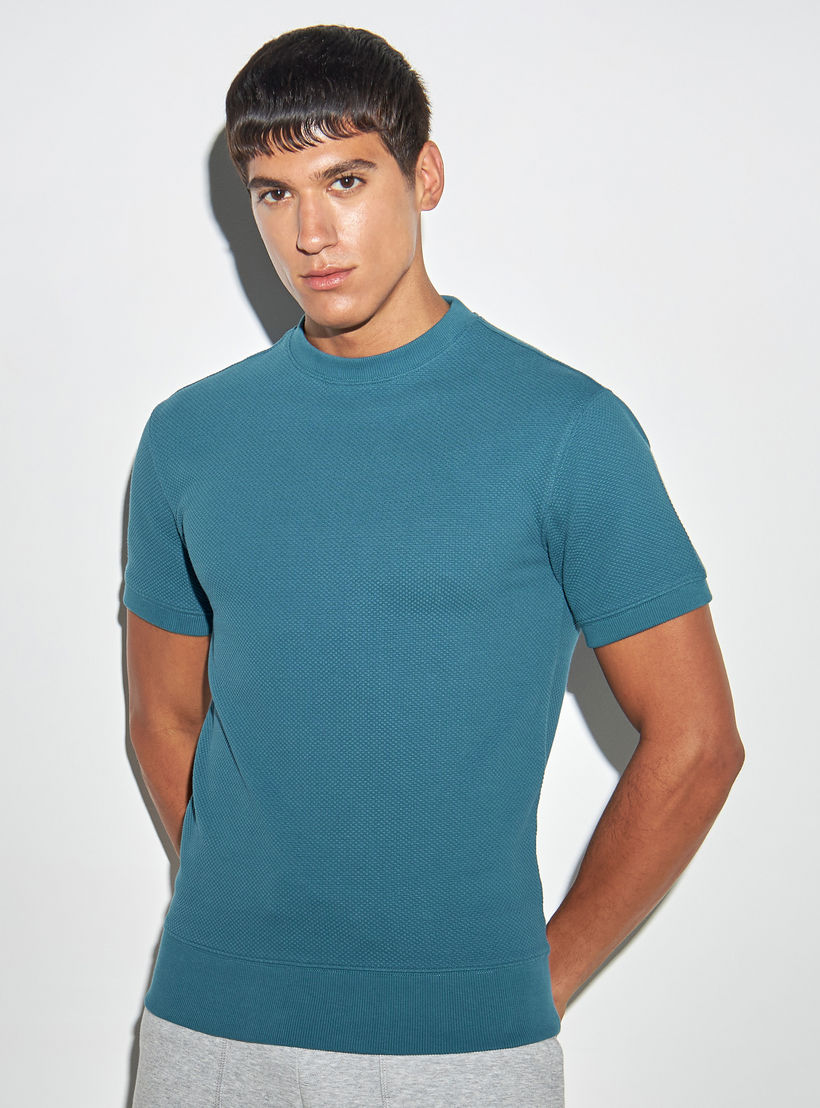 تيشيرت بارز الملمس بياقة ضيقة وأكمام قصيرة-men-clothing-tshirtsandpolos-tshirts-image-4