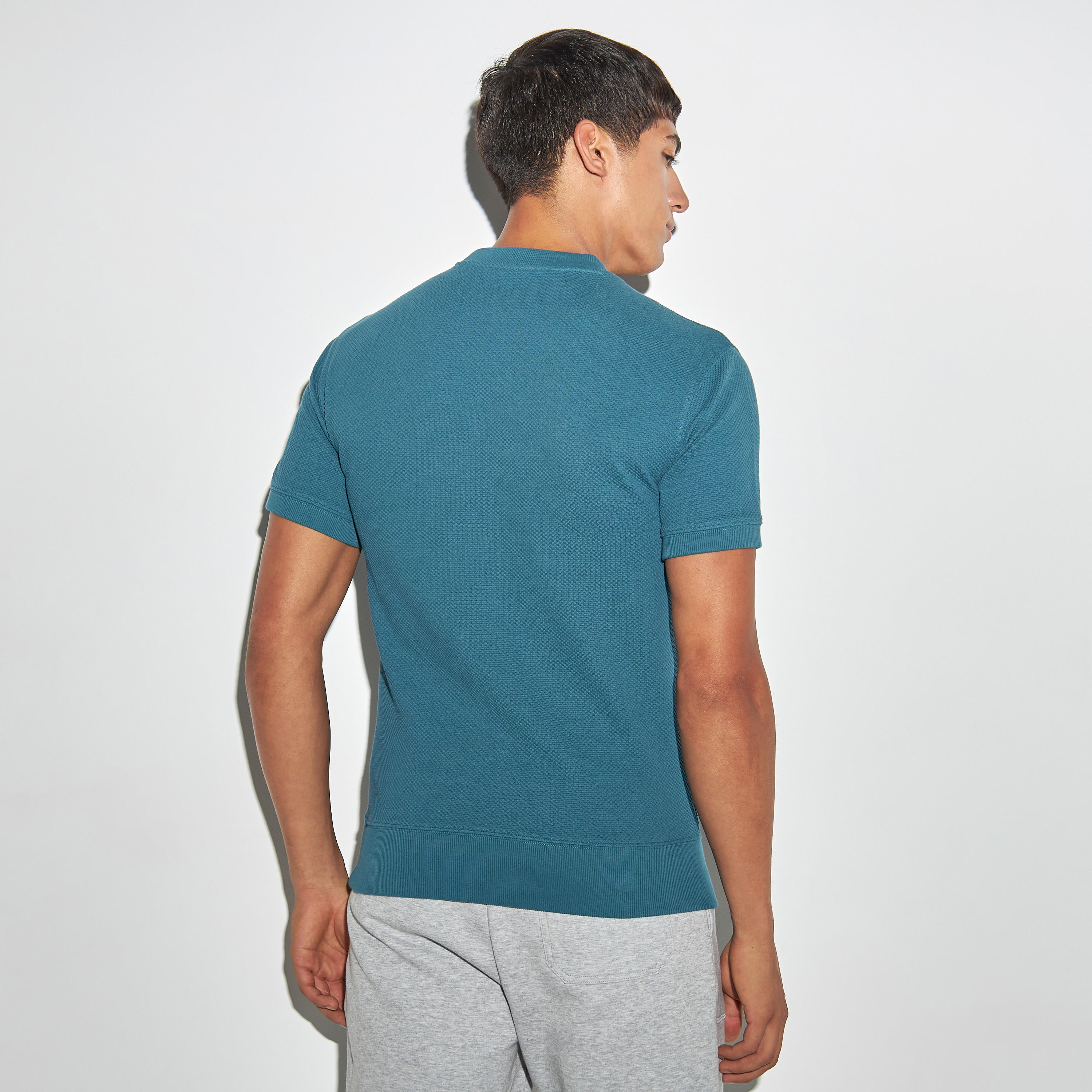 تيشيرت بارز الملمس بياقة ضيقة وأكمام قصيرة-men-clothing-tshirtsandpolos-tshirts-image-2