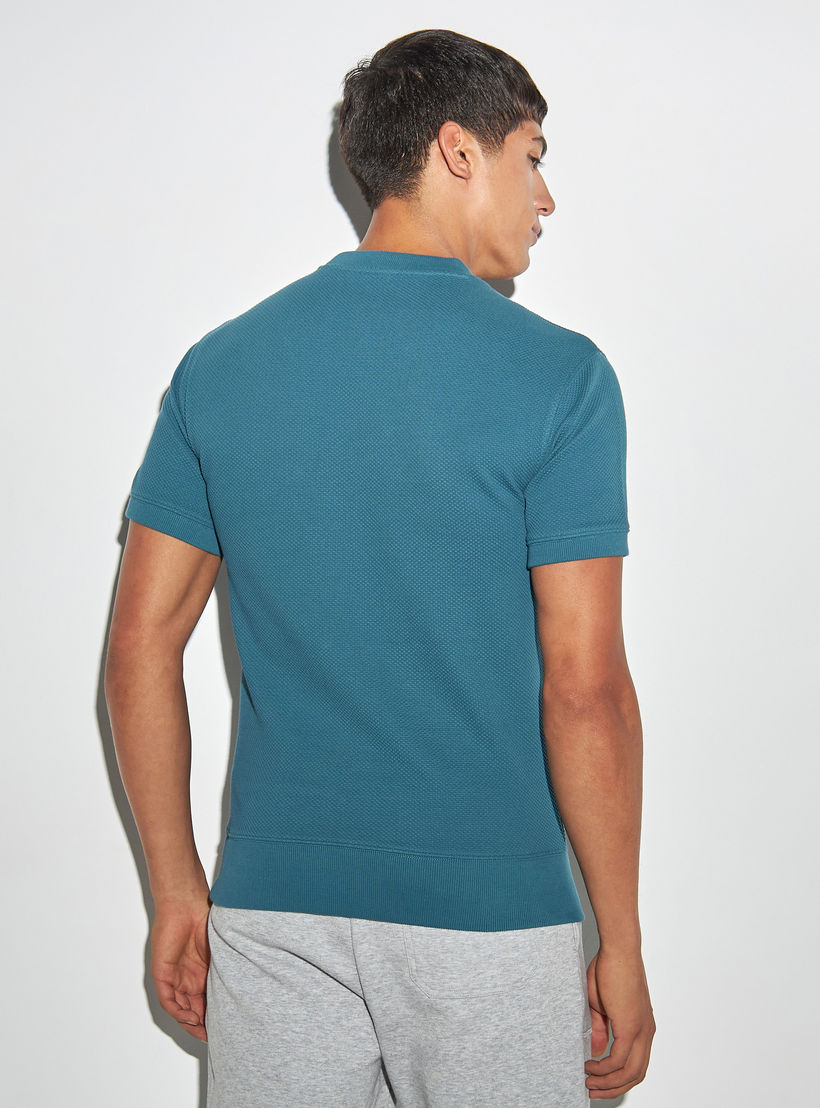 تيشيرت بارز الملمس بياقة ضيقة وأكمام قصيرة-men-clothing-tshirtsandpolos-tshirts-image-2