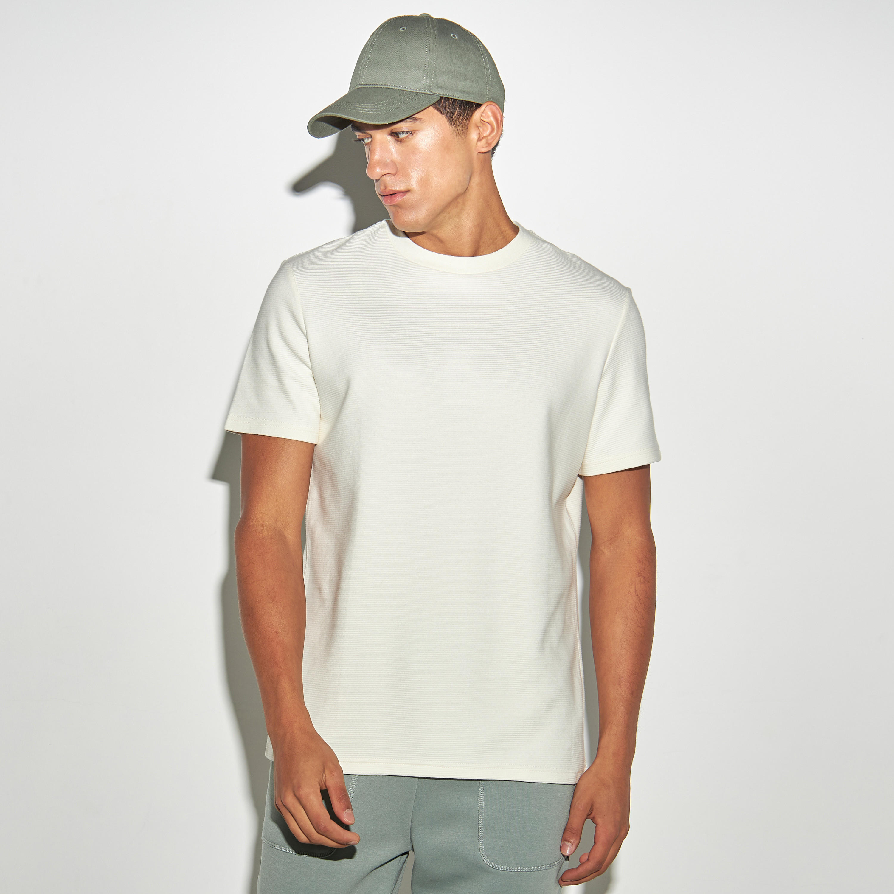 تيشيرت عثماني بارز الملمس بياقة ضيقة وأكمام قصيرة-men-clothing-tshirtsandpolos-tshirts-image-1