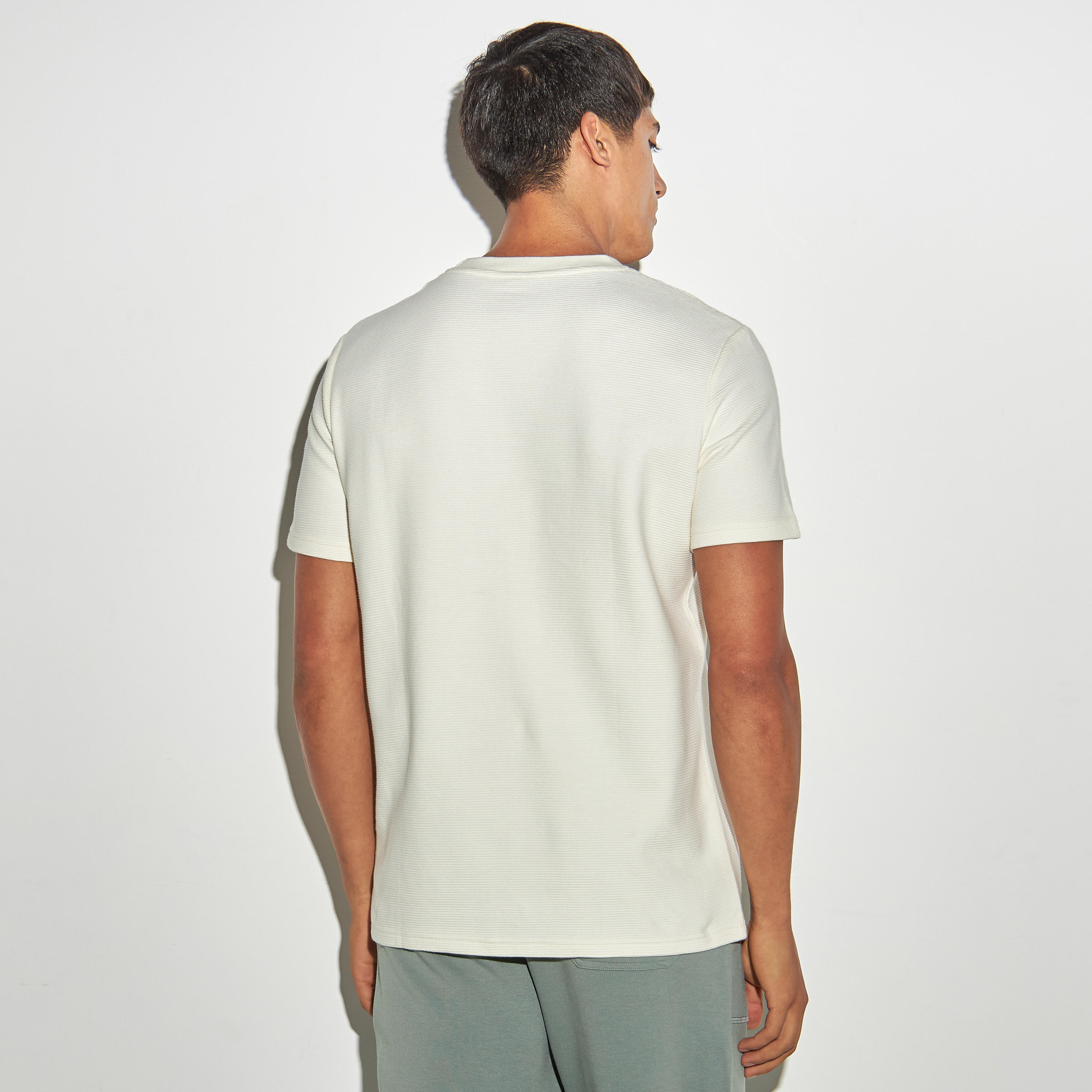 تيشيرت عثماني بارز الملمس بياقة ضيقة وأكمام قصيرة-men-clothing-tshirtsandpolos-tshirts-image-2