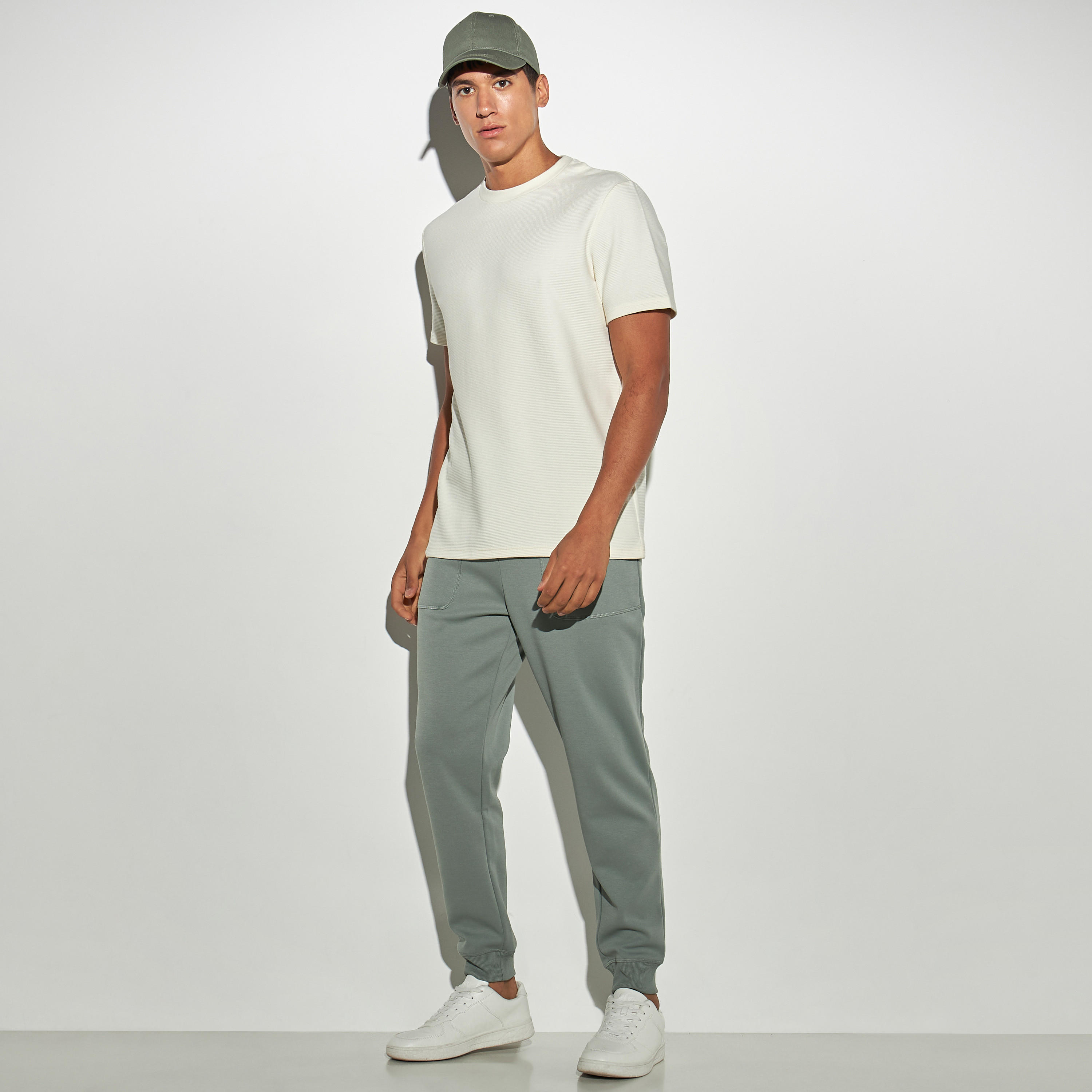 تيشيرت عثماني بارز الملمس بياقة ضيقة وأكمام قصيرة-men-clothing-tshirtsandpolos-tshirts-image-3