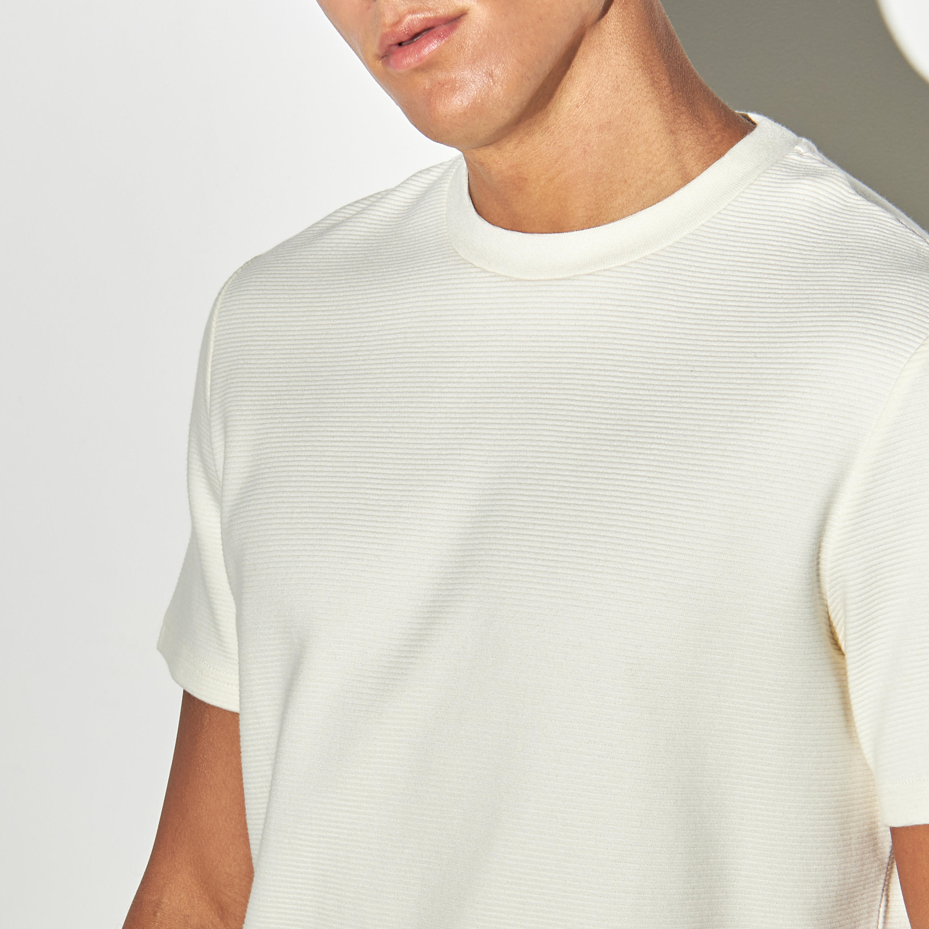 تيشيرت عثماني بارز الملمس بياقة ضيقة وأكمام قصيرة-men-clothing-tshirtsandpolos-tshirts-image-4