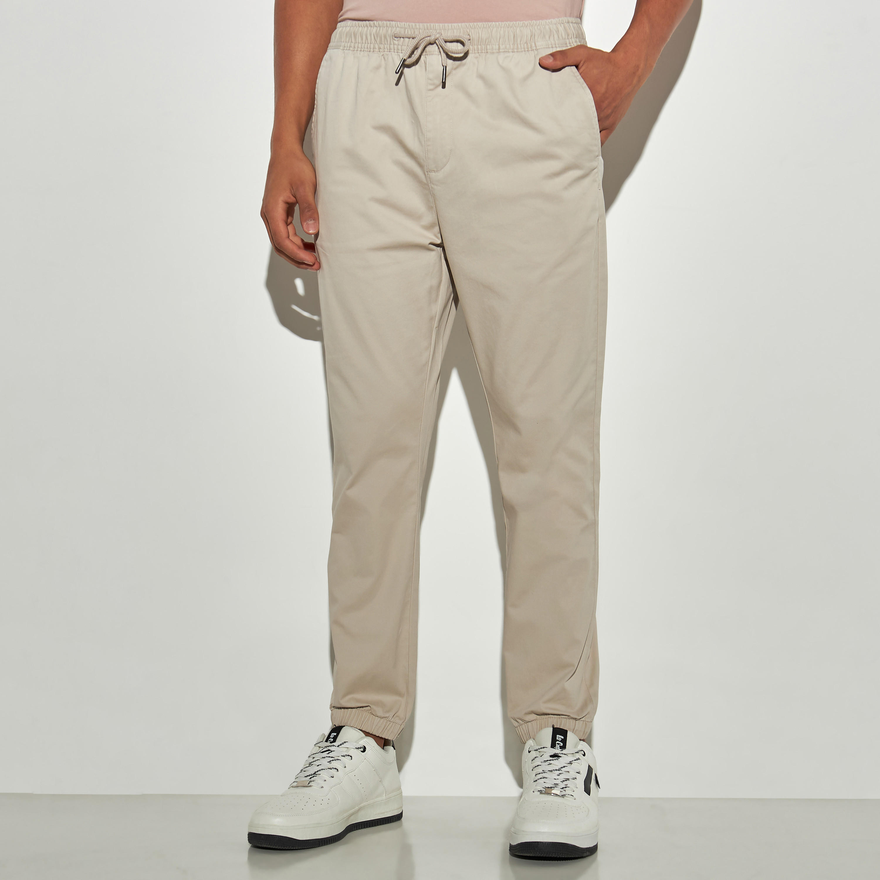 بنطلون رياضي سادة بجيوب ورباط إغلاق-men-clothing-bottoms-joggers-image-4