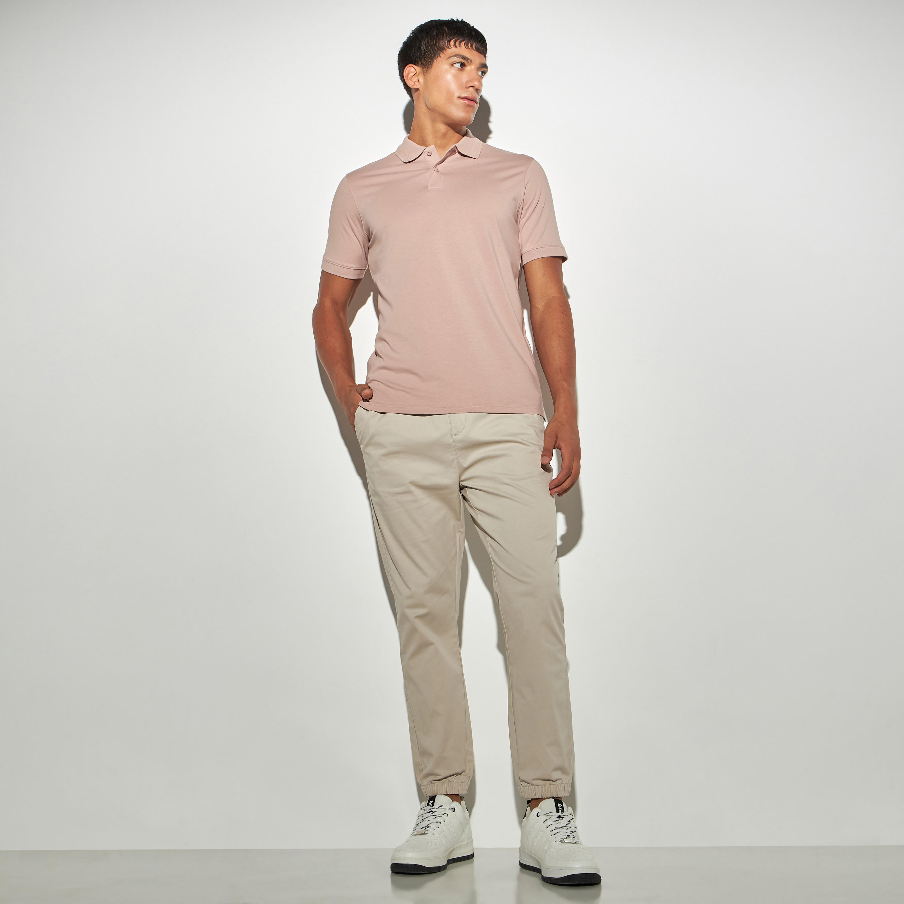 بنطلون رياضي سادة بجيوب ورباط إغلاق-men-clothing-bottoms-joggers-image-3