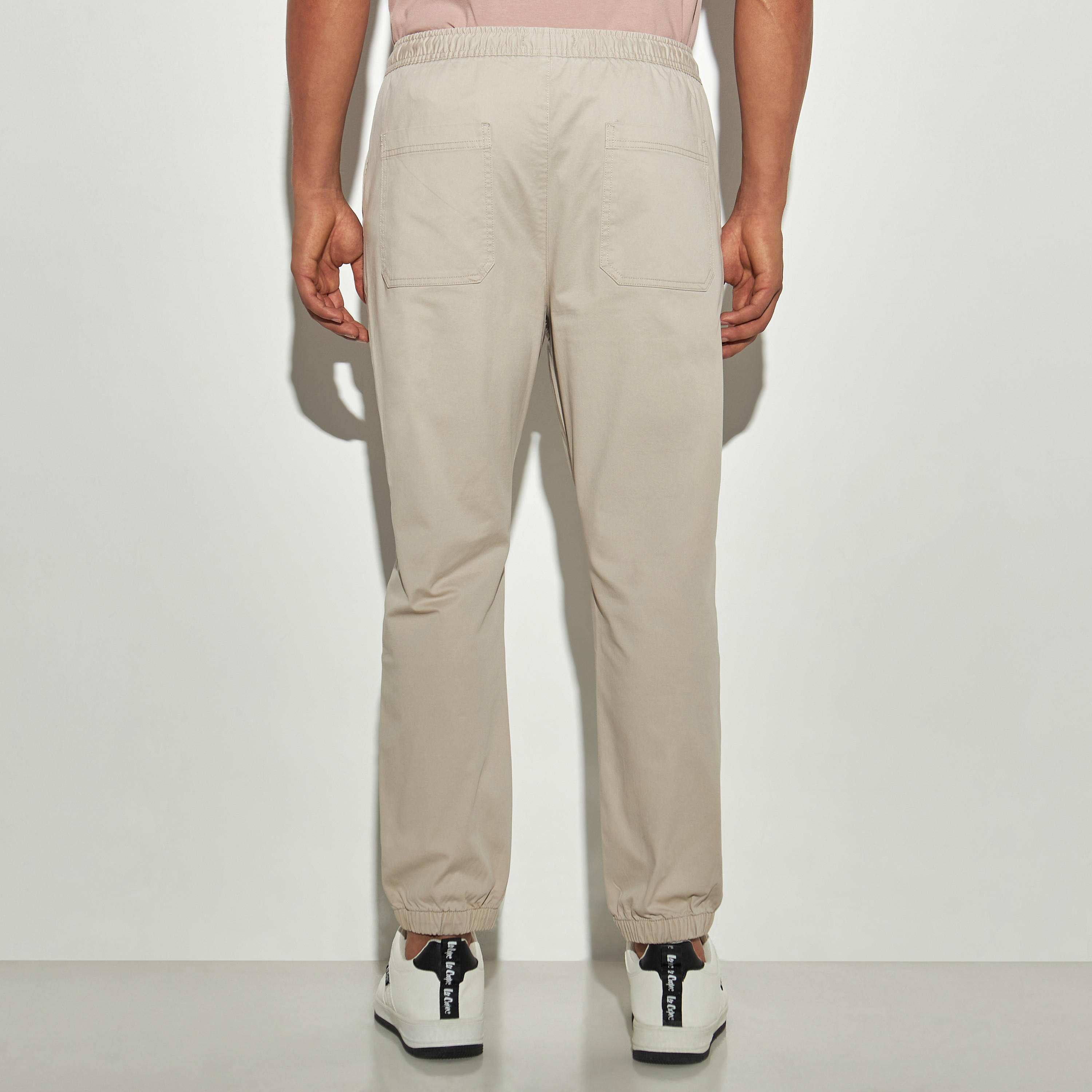 بنطلون رياضي سادة بجيوب ورباط إغلاق-men-clothing-bottoms-joggers-image-2