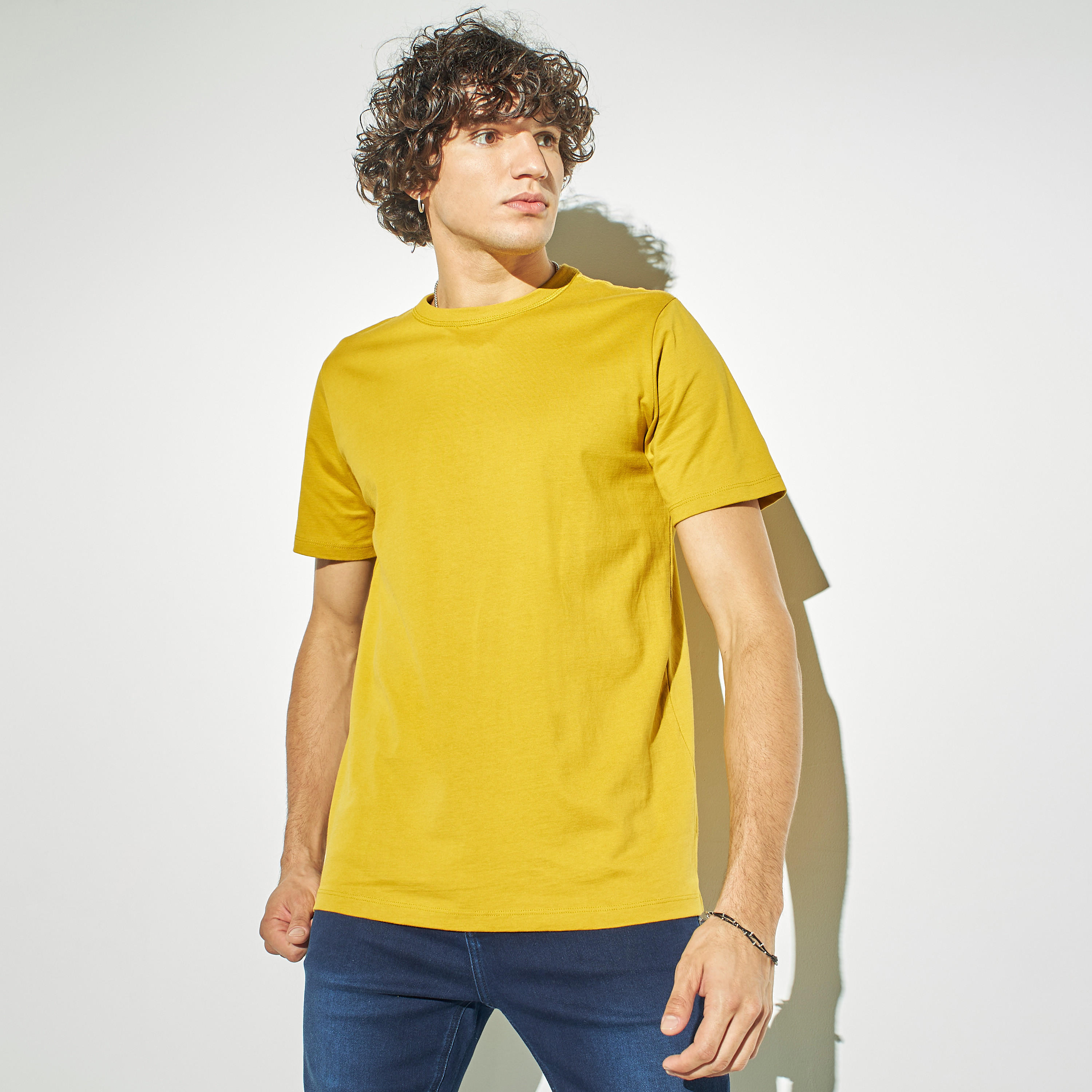 تيشيرت سادة بياقة ضيّقة وأكمام قصيرة-men-clothing-tshirtsandpolos-tshirts-image-4