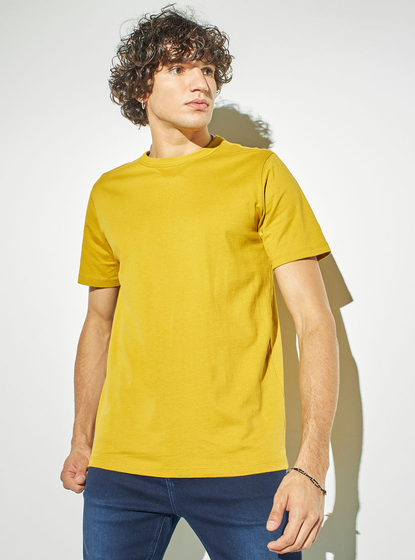 تيشيرت سادة بياقة ضيّقة وأكمام قصيرة-men-clothing-tshirtsandpolos-tshirts-image-4