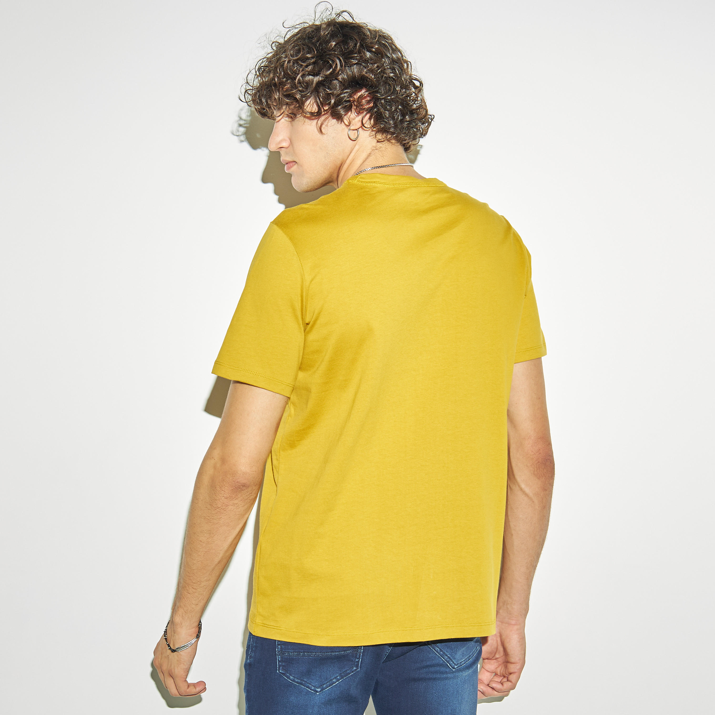 تيشيرت سادة بياقة ضيّقة وأكمام قصيرة-men-clothing-tshirtsandpolos-tshirts-image-2