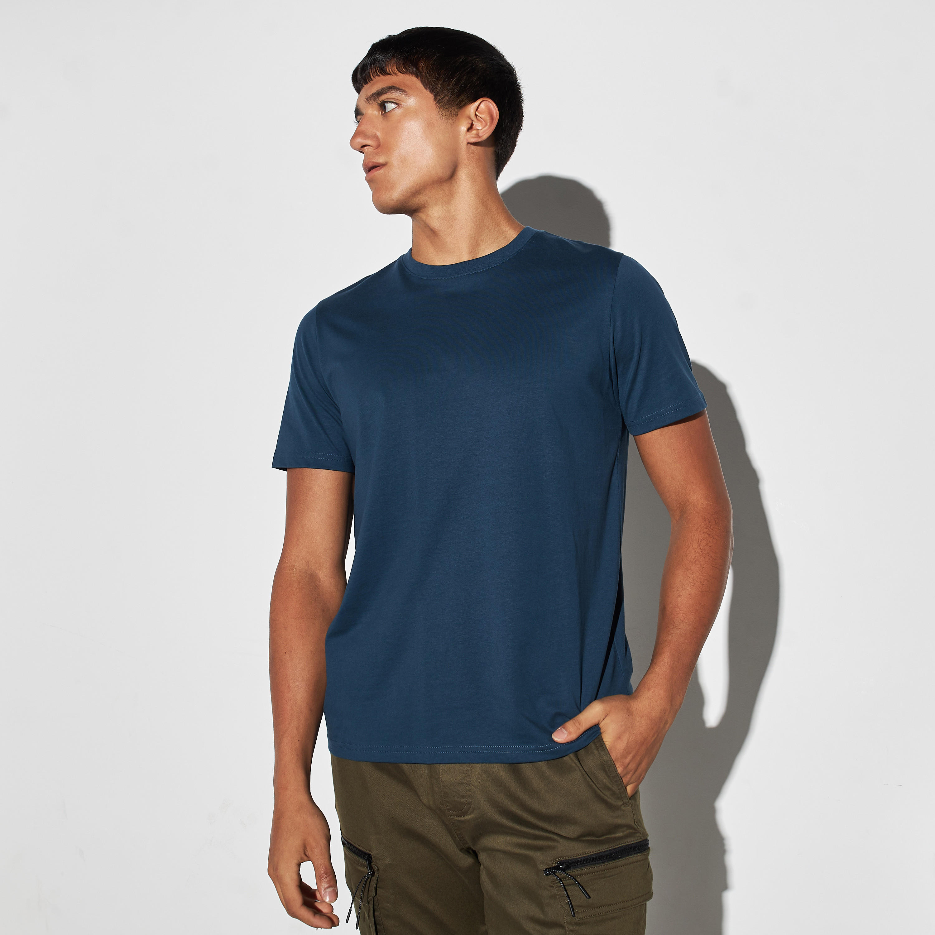 تيشيرت بياقة ضيّقة وأكمام قصيرة-men-clothing-tshirtsandpolos-tshirts-image-1
