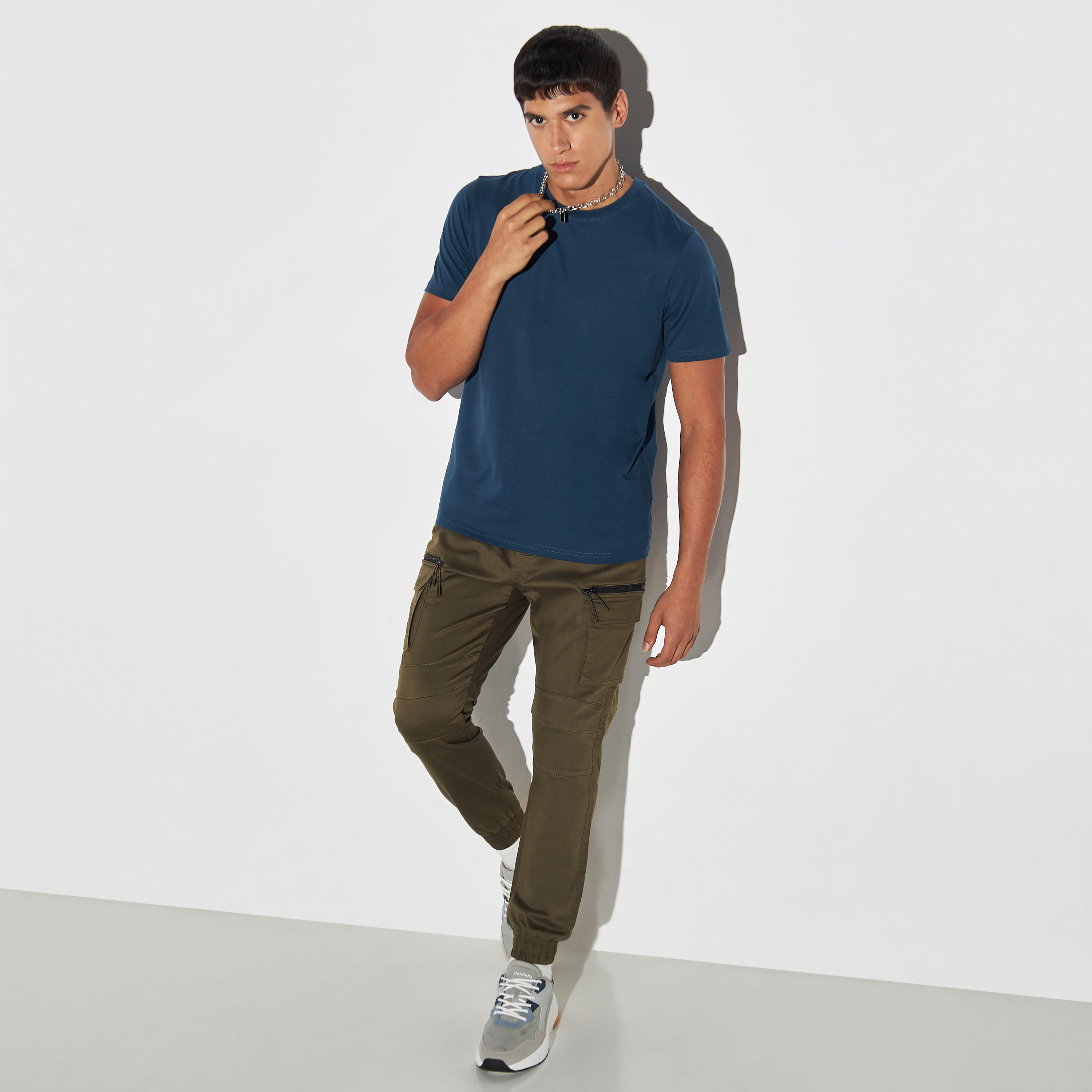 تيشيرت بياقة ضيّقة وأكمام قصيرة-men-clothing-tshirtsandpolos-tshirts-image-2