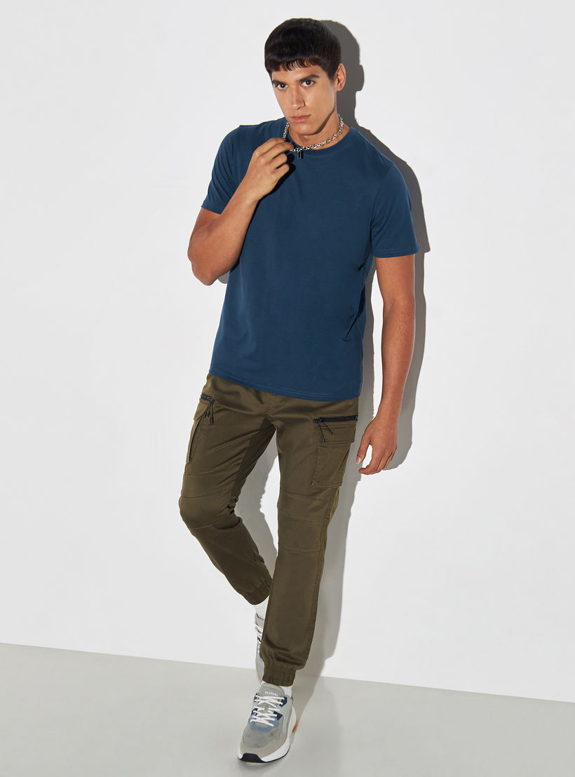 تيشيرت بياقة ضيّقة وأكمام قصيرة-men-clothing-tshirtsandpolos-tshirts-image-2