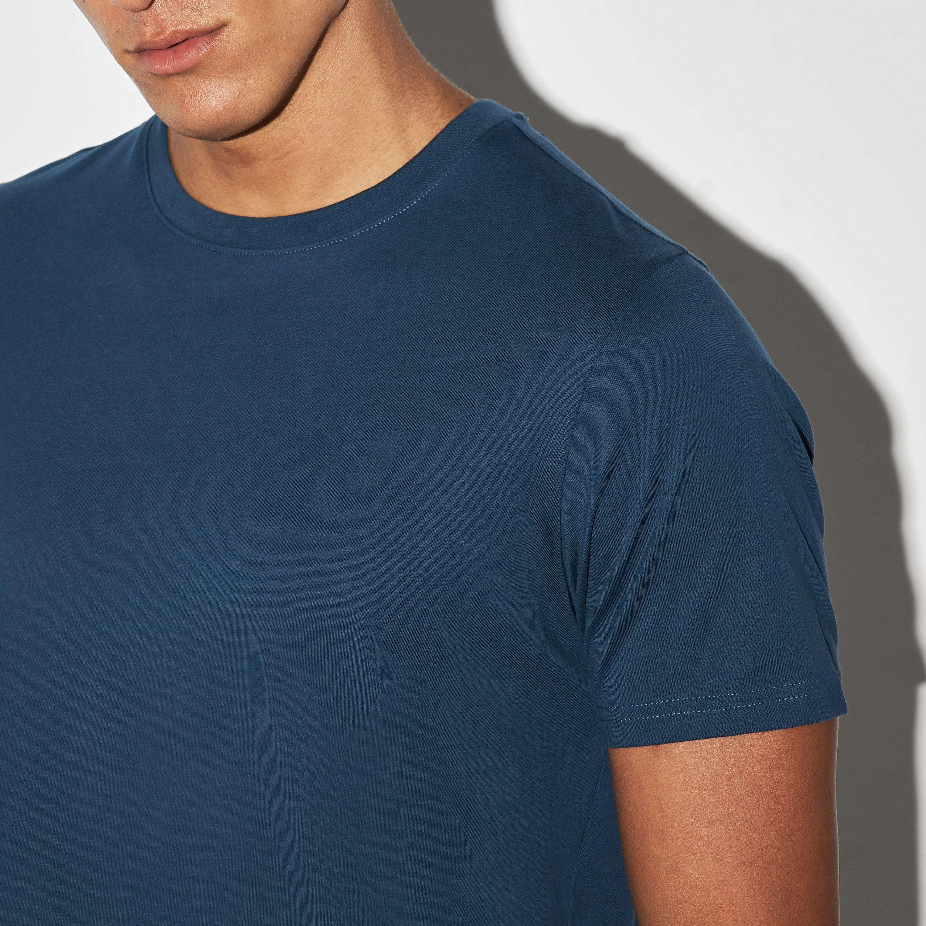 تيشيرت بياقة ضيّقة وأكمام قصيرة-men-clothing-tshirtsandpolos-tshirts-image-4