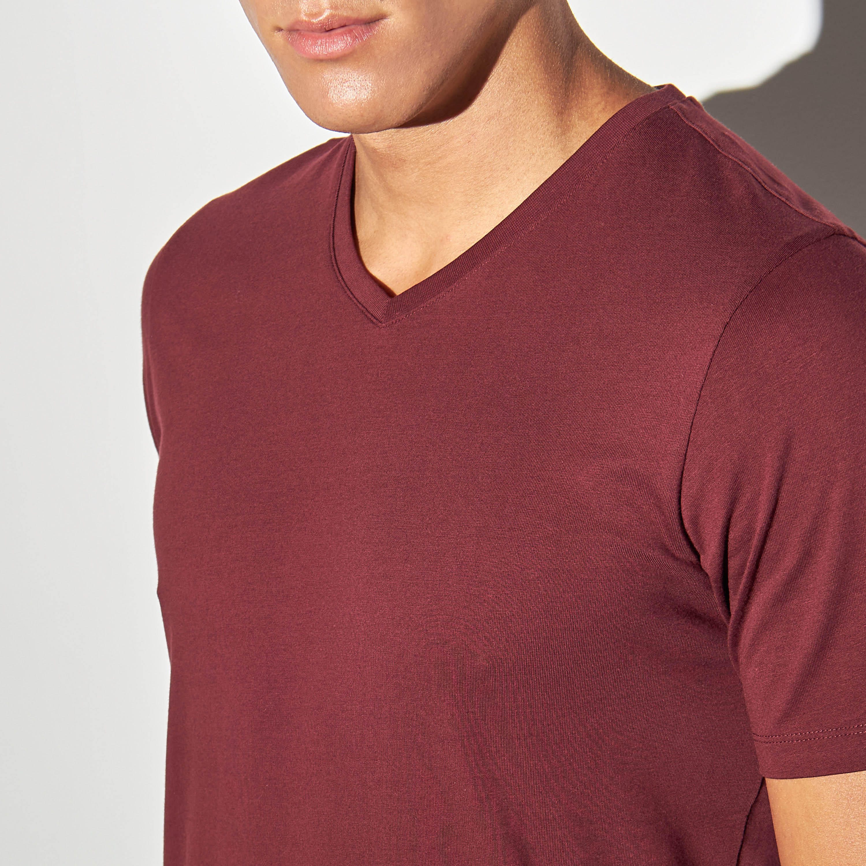 تيشيرت سادة بياقة V وأكمام قصيرة-men-clothing-tshirtsandpolos-tshirts-image-4