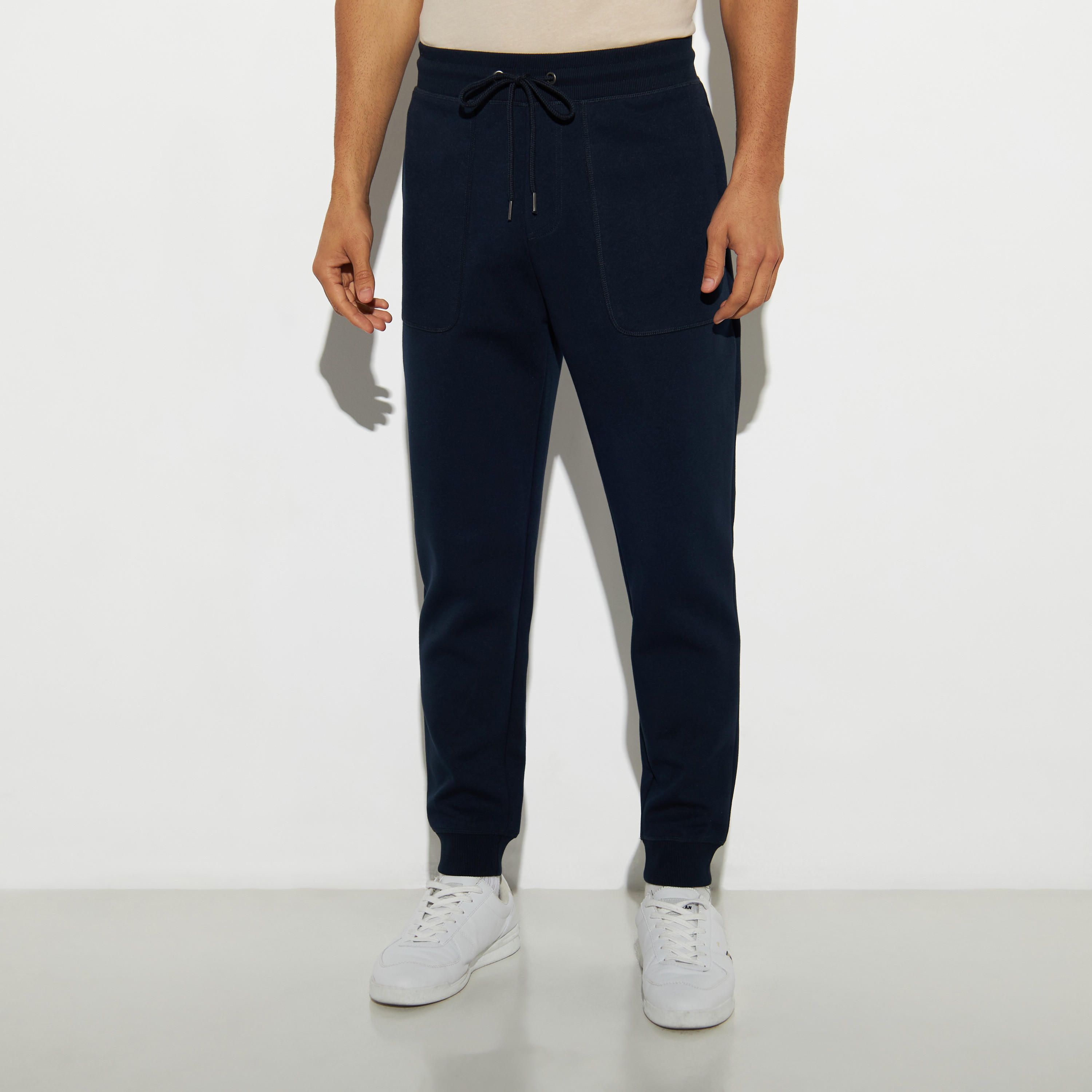 بنطلون رياضي سادة بقصّة مريحة ورباط إغلاق وجيوب-men-clothing-bottoms-joggers-image-4