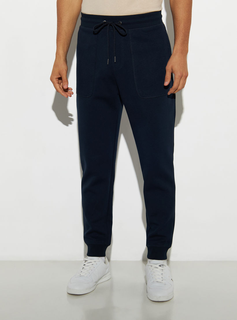 بنطلون رياضي سادة بقصّة مريحة ورباط إغلاق وجيوب-men-clothing-bottoms-joggers-image-4
