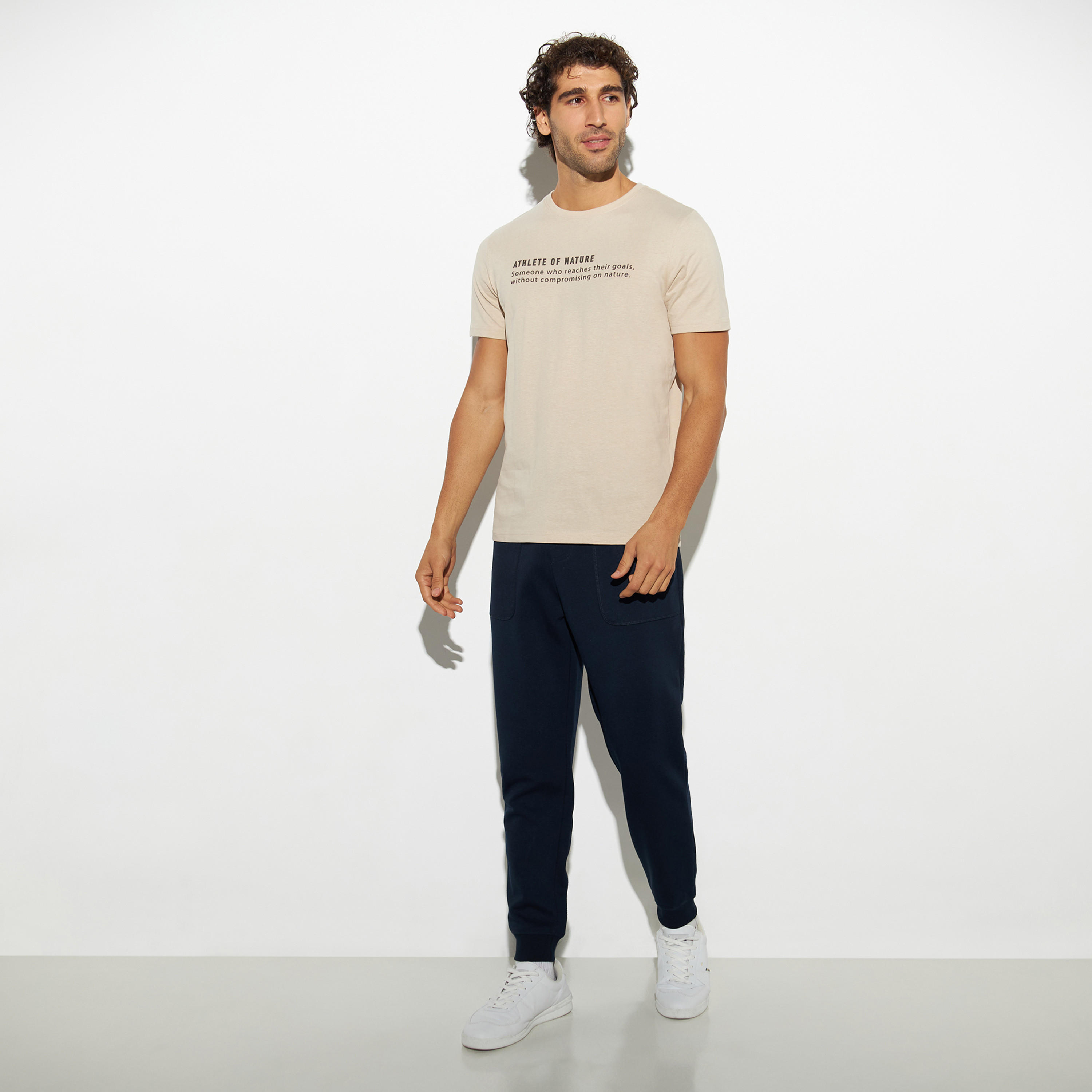 بنطلون رياضي سادة بقصّة مريحة ورباط إغلاق وجيوب-men-clothing-bottoms-joggers-image-3