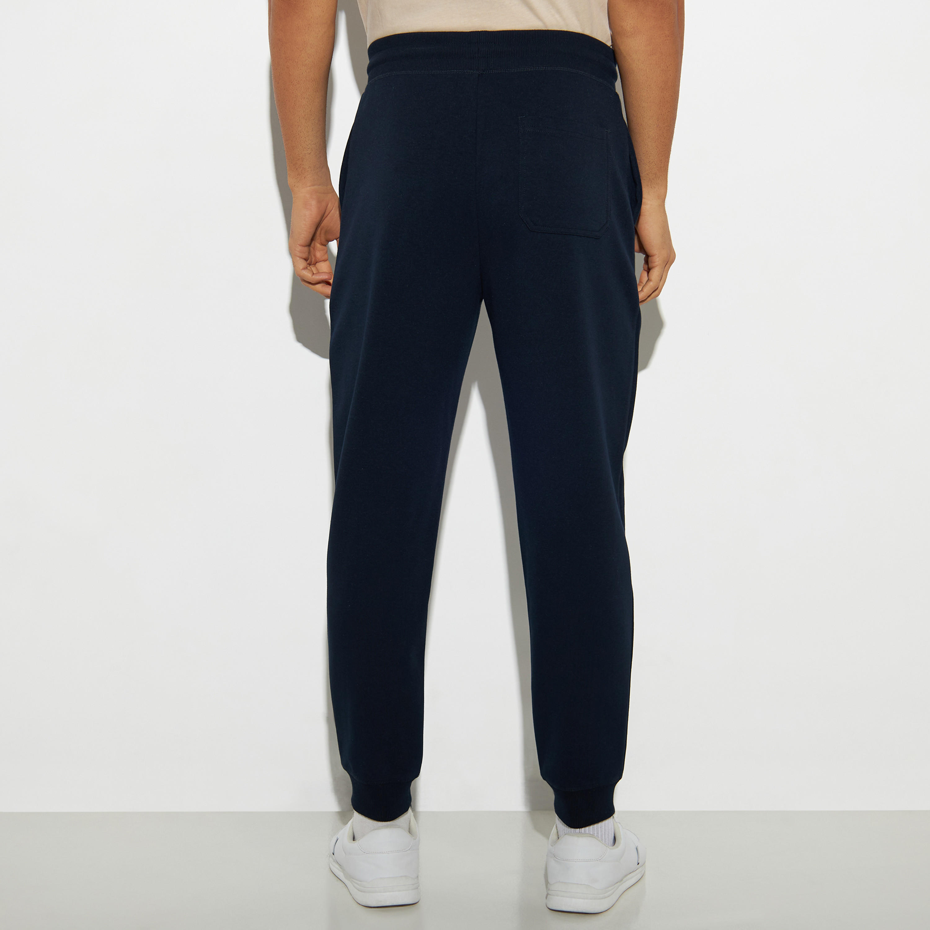 بنطلون رياضي سادة بقصّة مريحة ورباط إغلاق وجيوب-men-clothing-bottoms-joggers-image-2