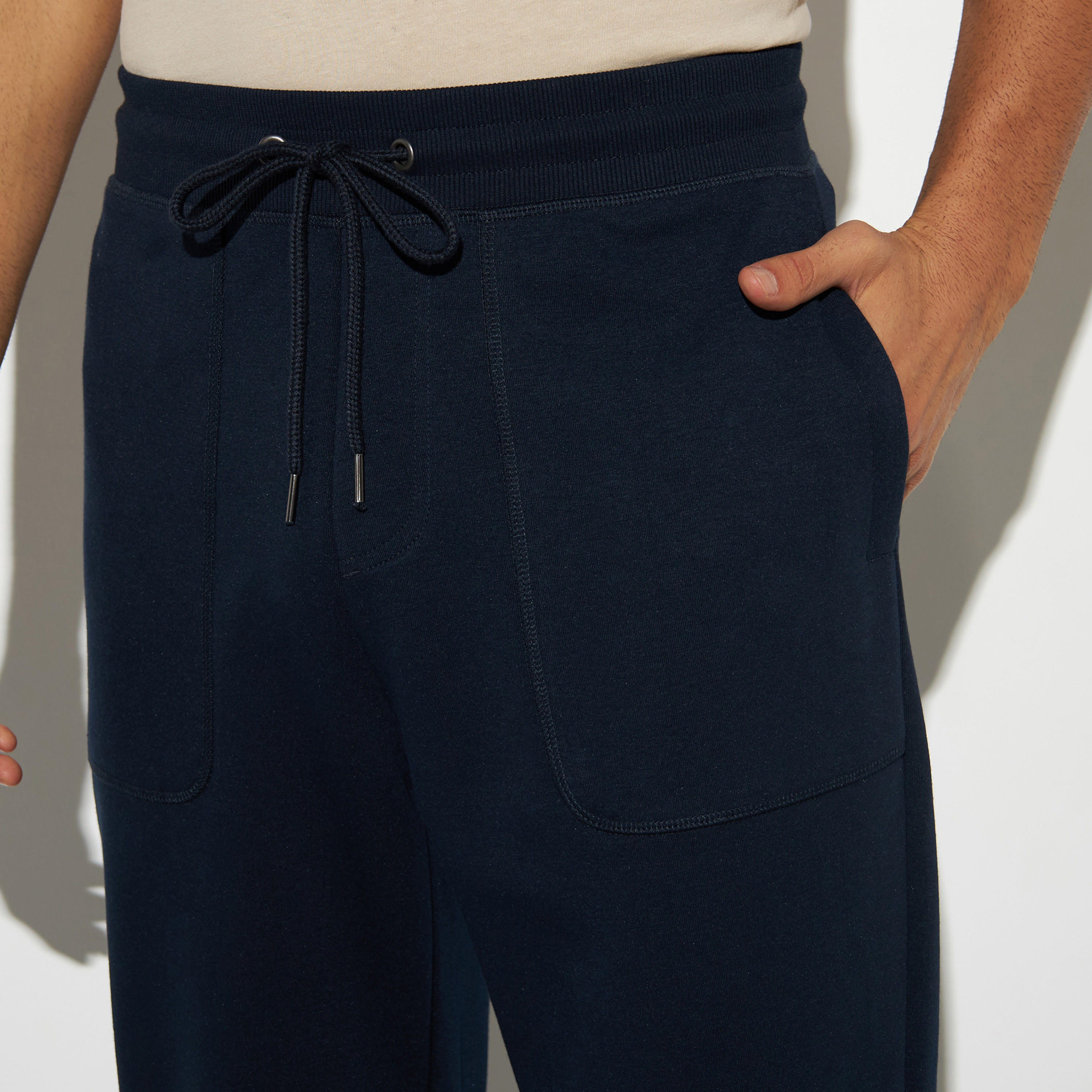 بنطلون رياضي سادة بقصّة مريحة ورباط إغلاق وجيوب-men-clothing-bottoms-joggers-image-1