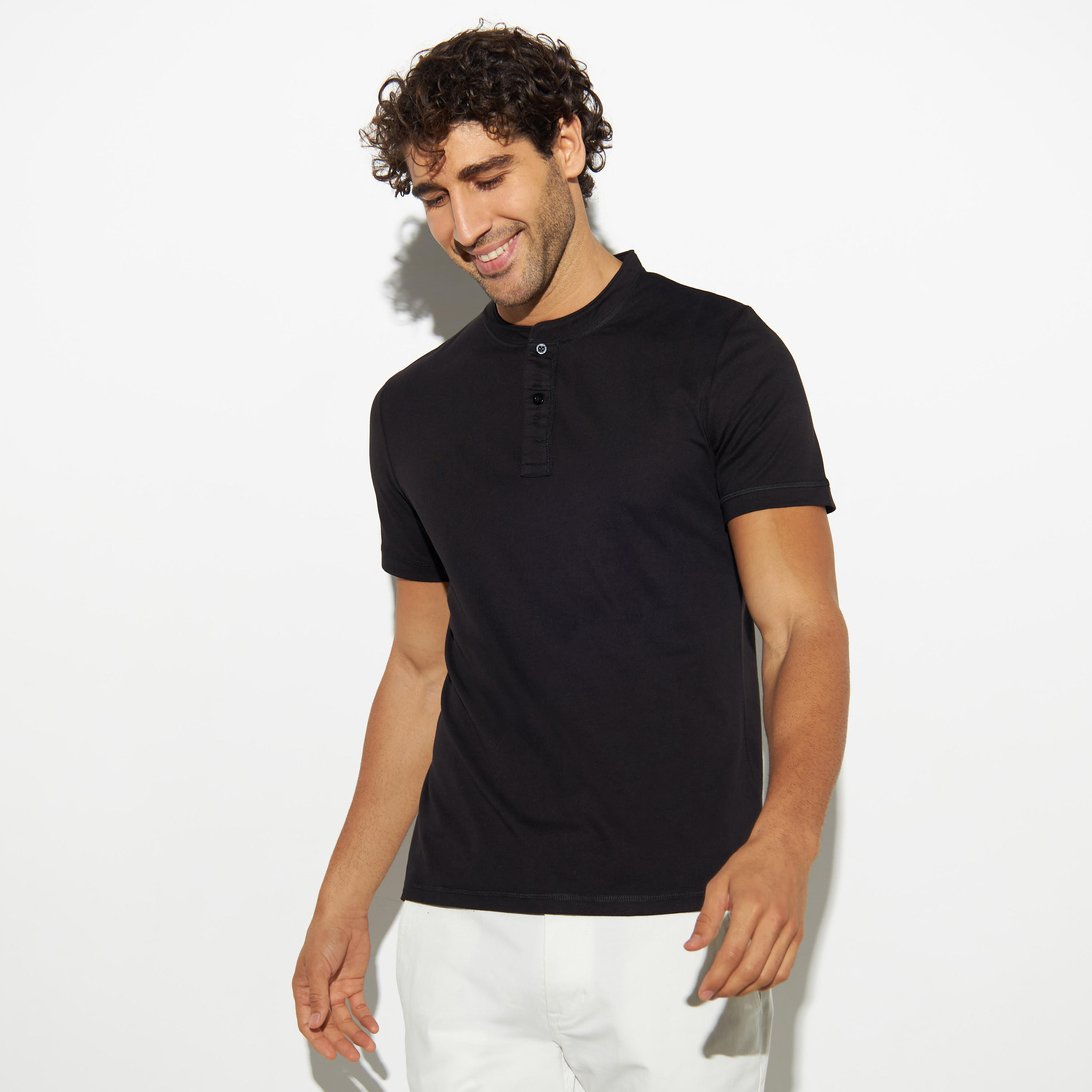 تيشيرت سادة بياقة هينلي وأكمام قصيرة-men-clothing-tshirtsandpolos-tshirts-image-1