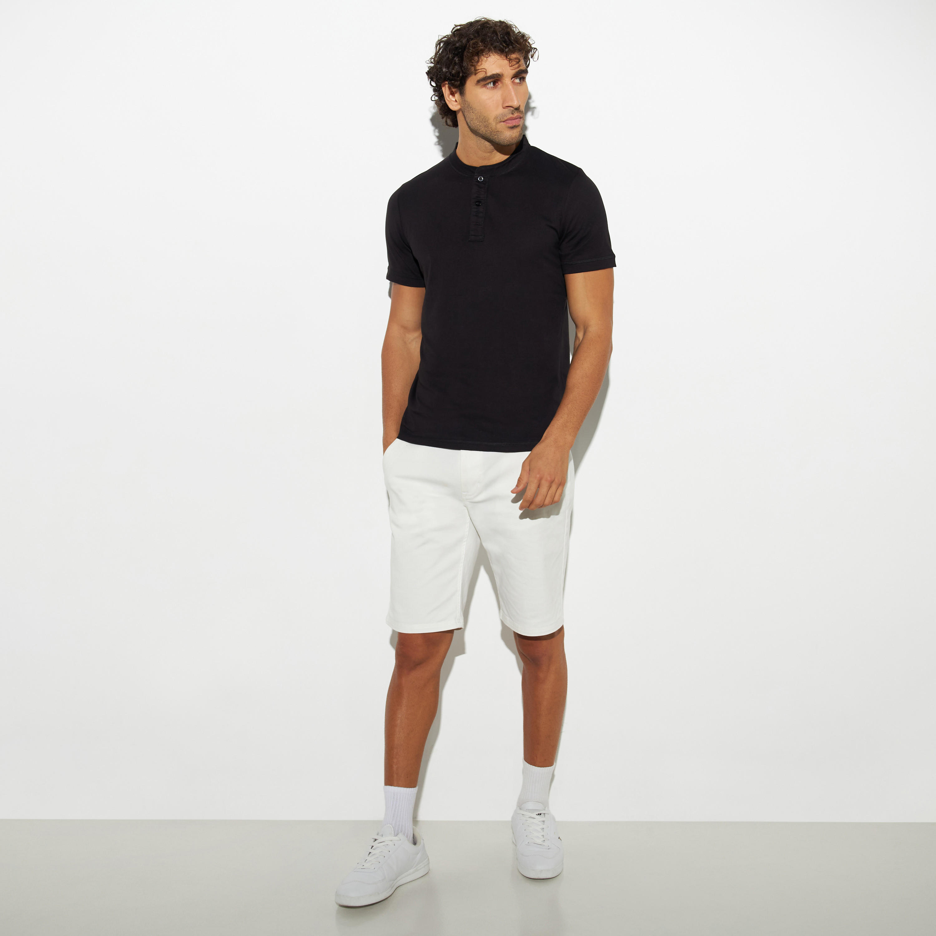 تيشيرت سادة بياقة هينلي وأكمام قصيرة-men-clothing-tshirtsandpolos-tshirts-image-2