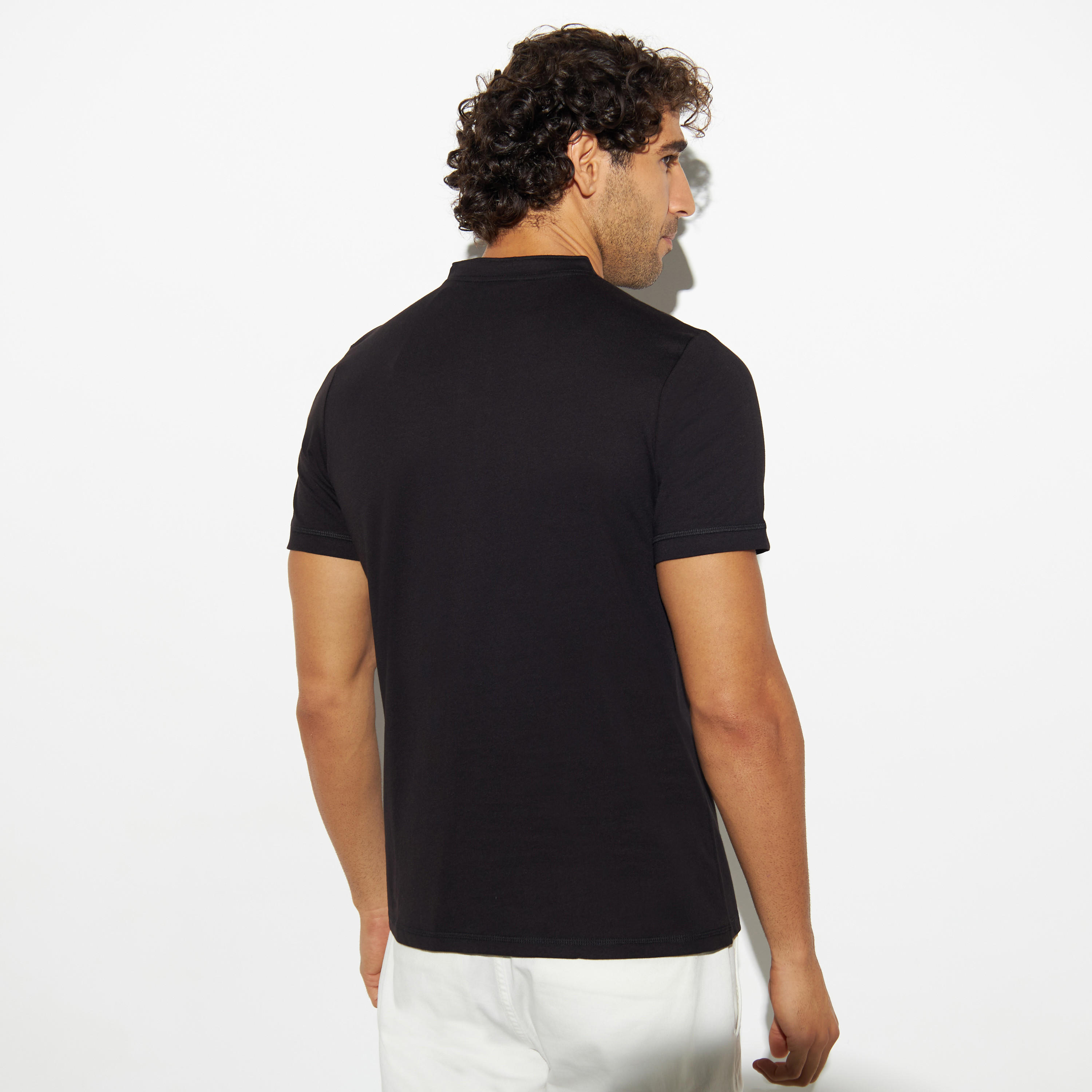 تيشيرت سادة بياقة هينلي وأكمام قصيرة-men-clothing-tshirtsandpolos-tshirts-image-3
