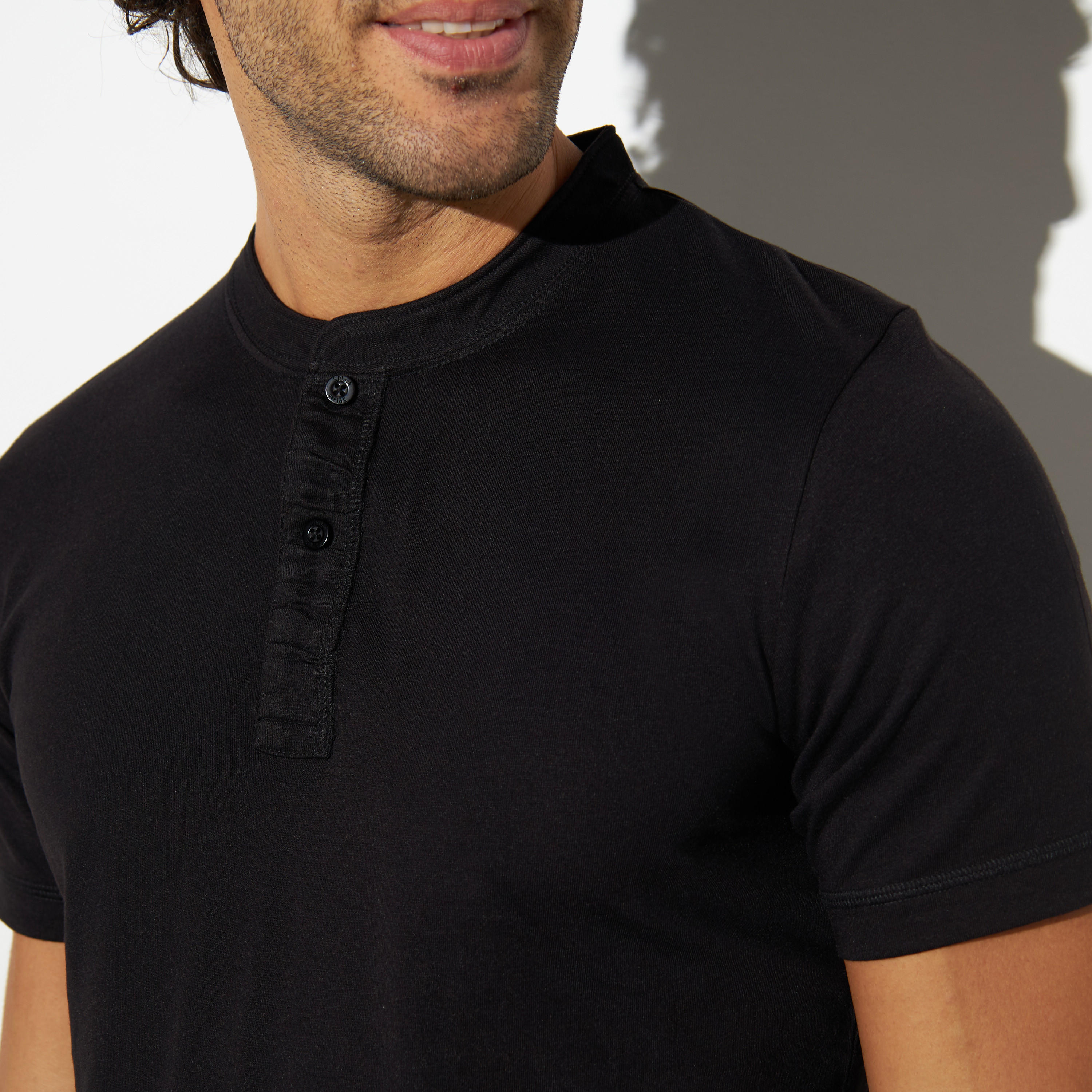 تيشيرت سادة بياقة هينلي وأكمام قصيرة-men-clothing-tshirtsandpolos-tshirts-image-4