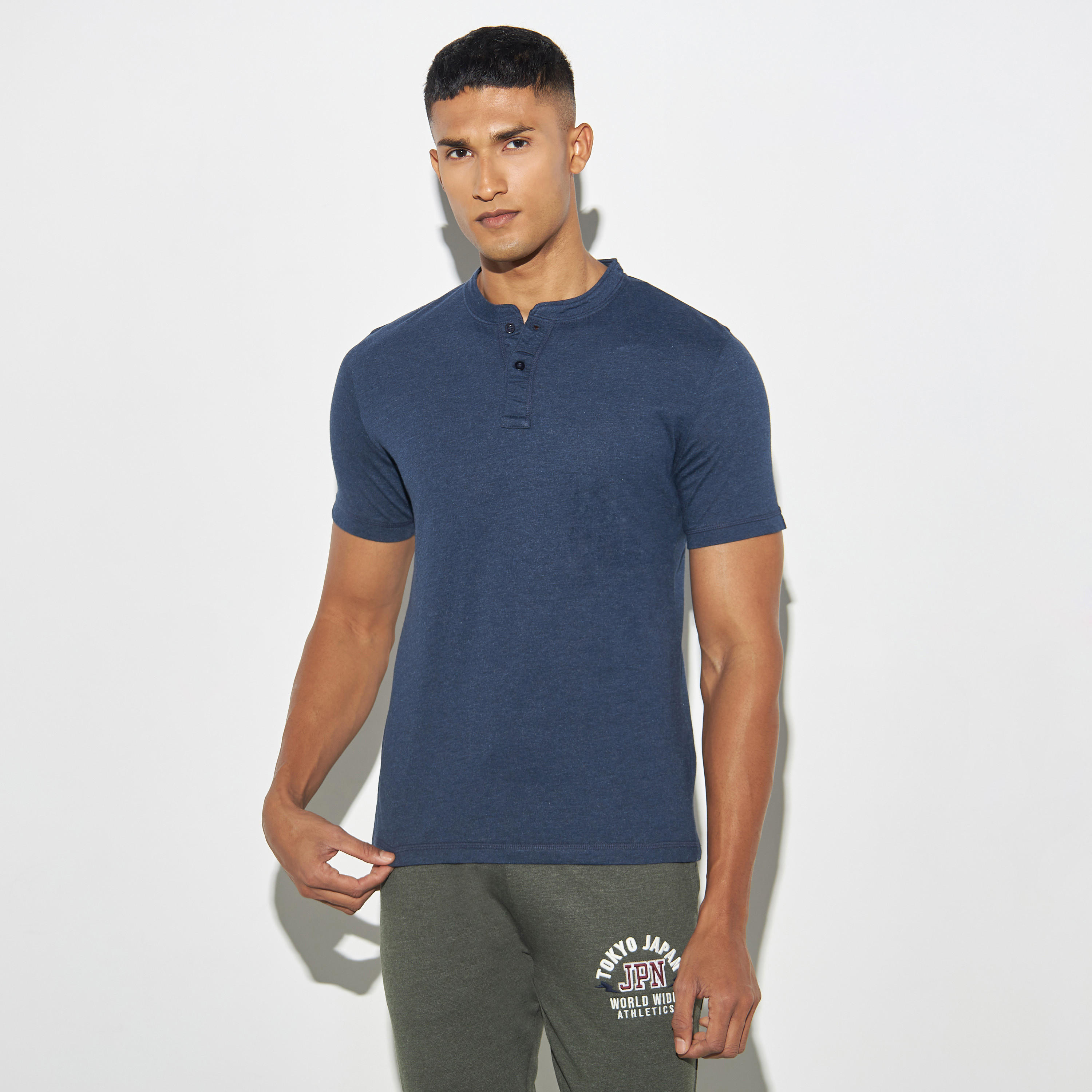 تيشيرت سادة بياقة هينلي وأكمام قصيرة-men-clothing-tshirtsandpolos-tshirts-image-4
