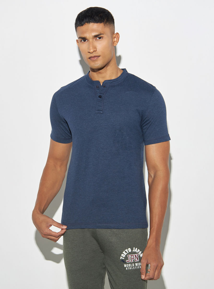 تيشيرت سادة بياقة هينلي وأكمام قصيرة-men-clothing-tshirtsandpolos-tshirts-image-4