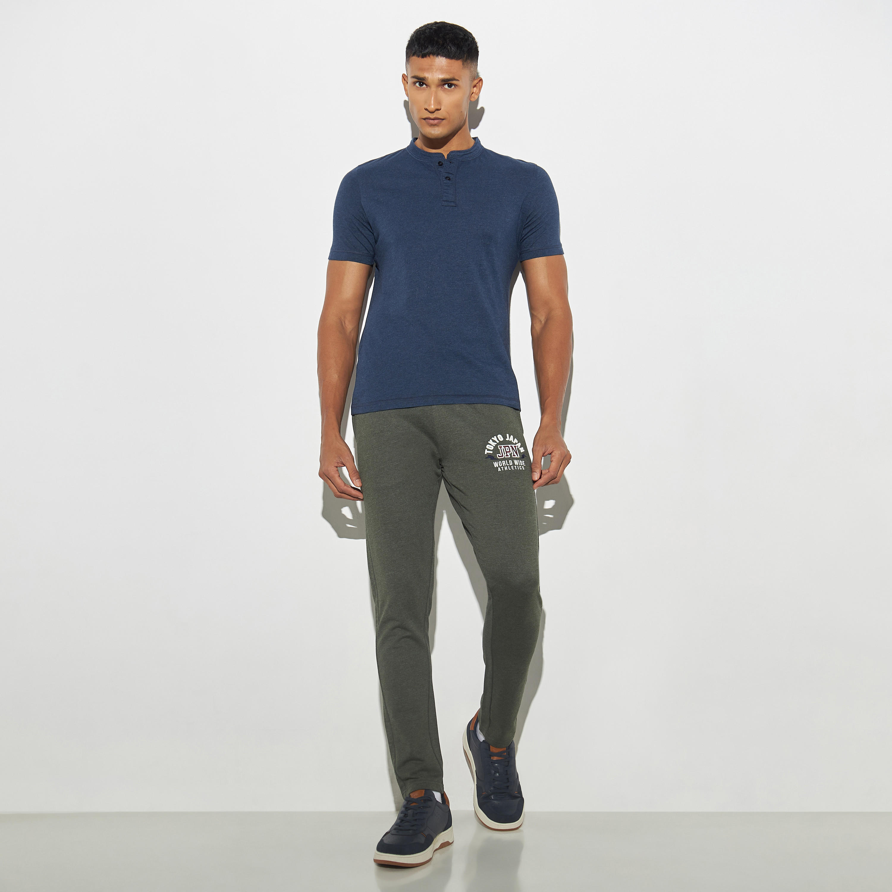 تيشيرت سادة بياقة هينلي وأكمام قصيرة-men-clothing-tshirtsandpolos-tshirts-image-3