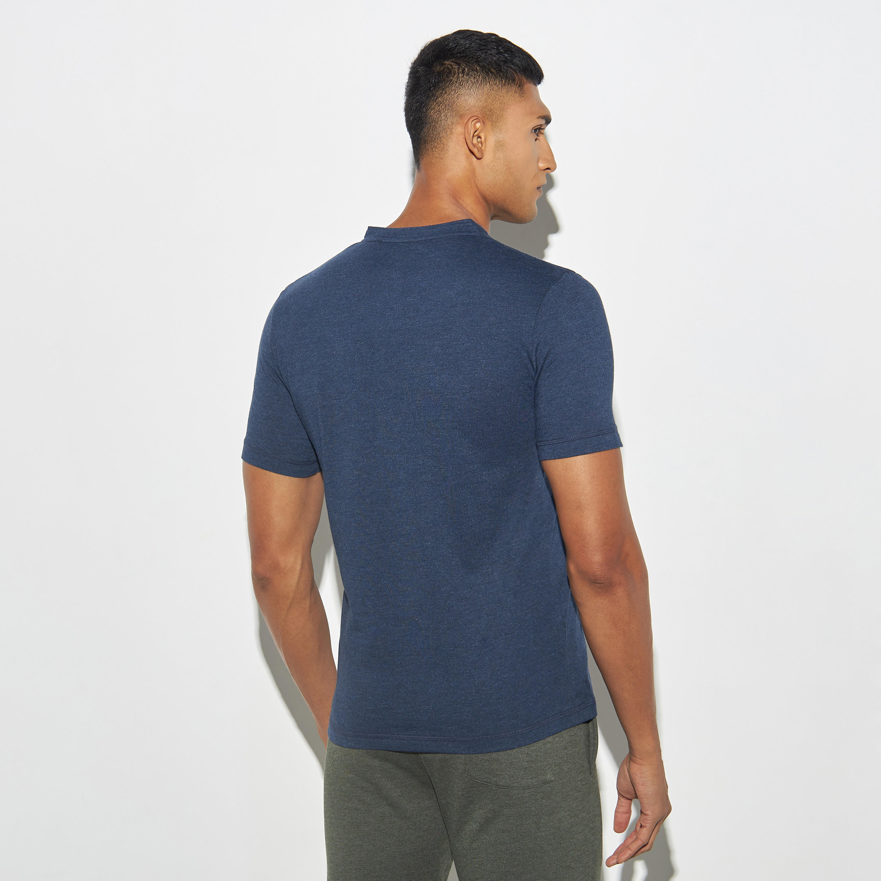 تيشيرت سادة بياقة هينلي وأكمام قصيرة-men-clothing-tshirtsandpolos-tshirts-image-2