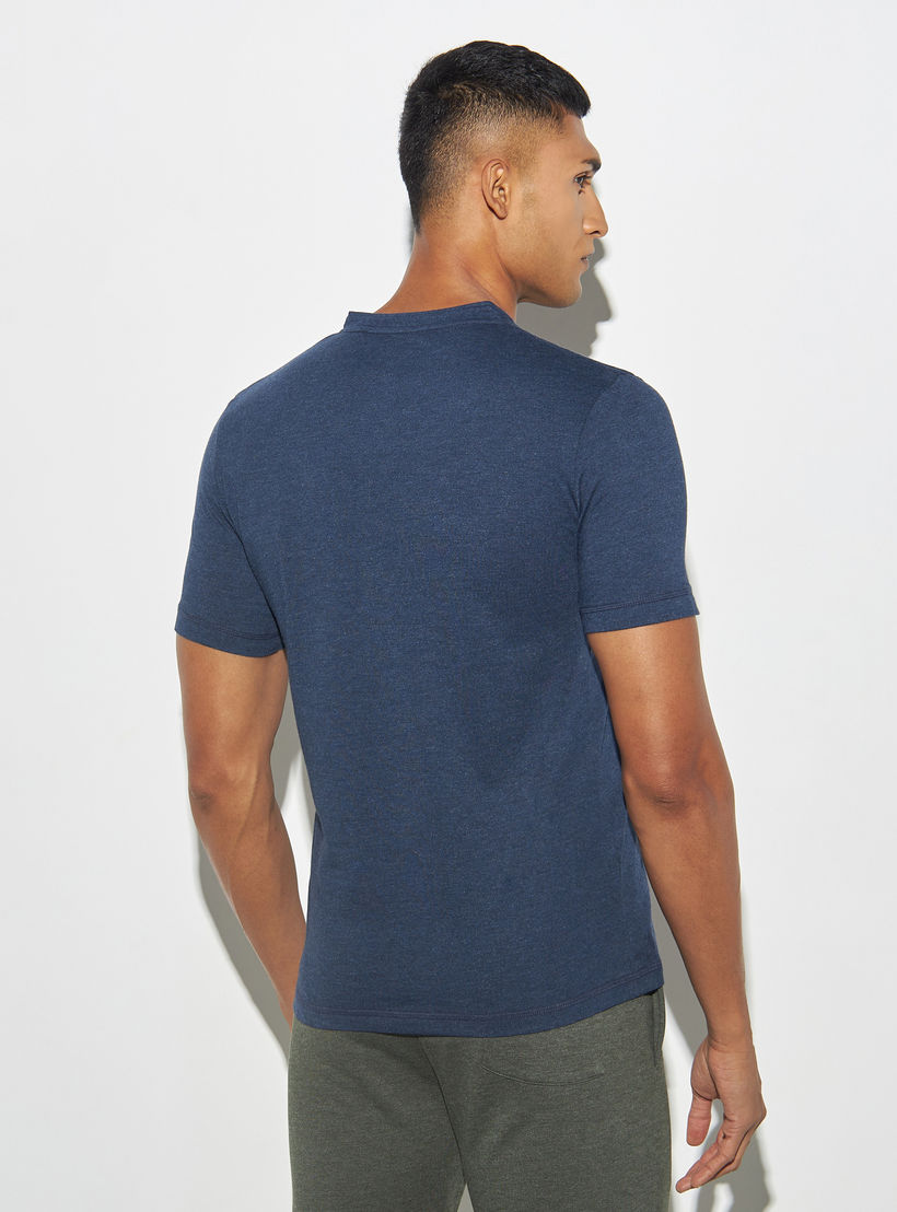 تيشيرت سادة بياقة هينلي وأكمام قصيرة-men-clothing-tshirtsandpolos-tshirts-image-2
