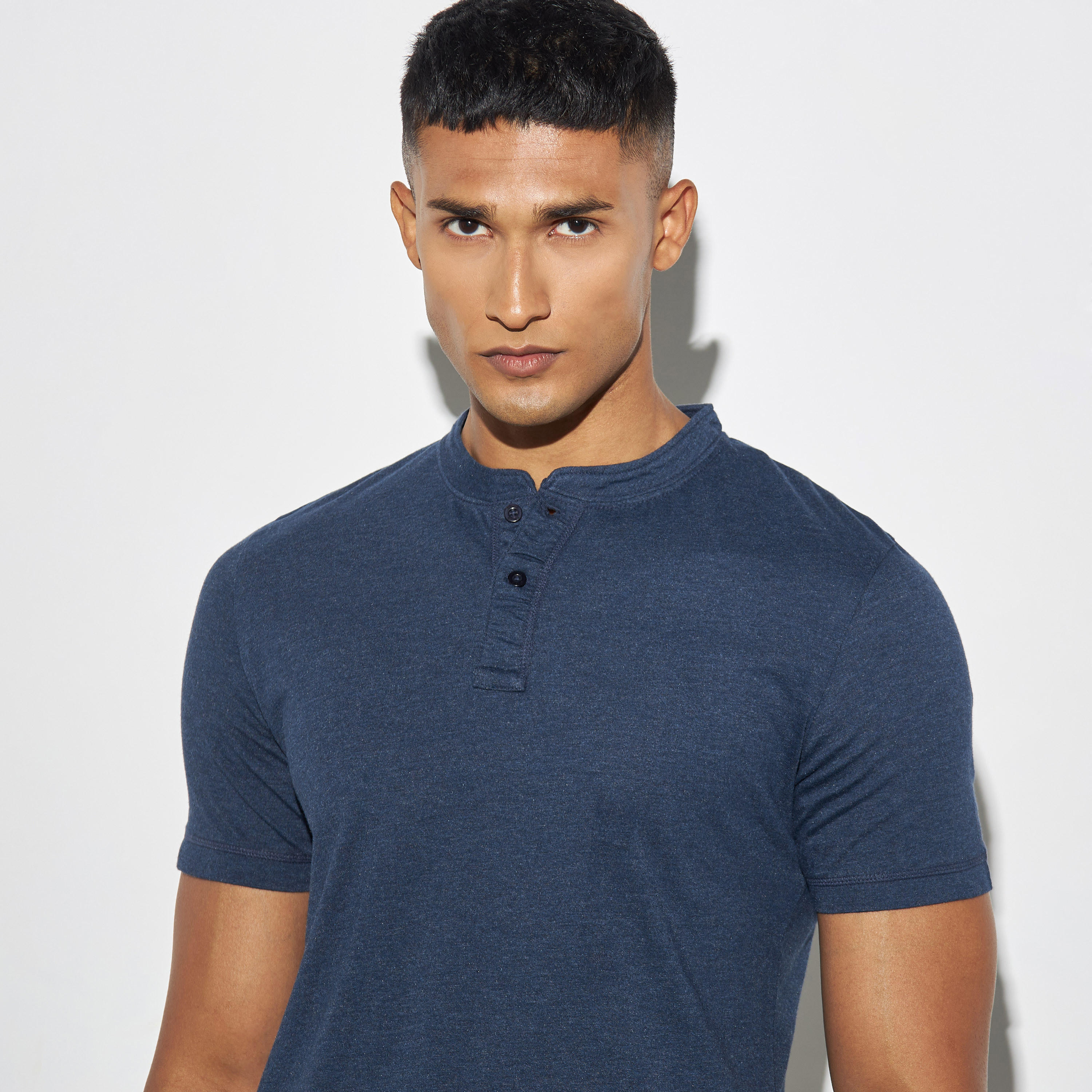 تيشيرت سادة بياقة هينلي وأكمام قصيرة-men-clothing-tshirtsandpolos-tshirts-image-1