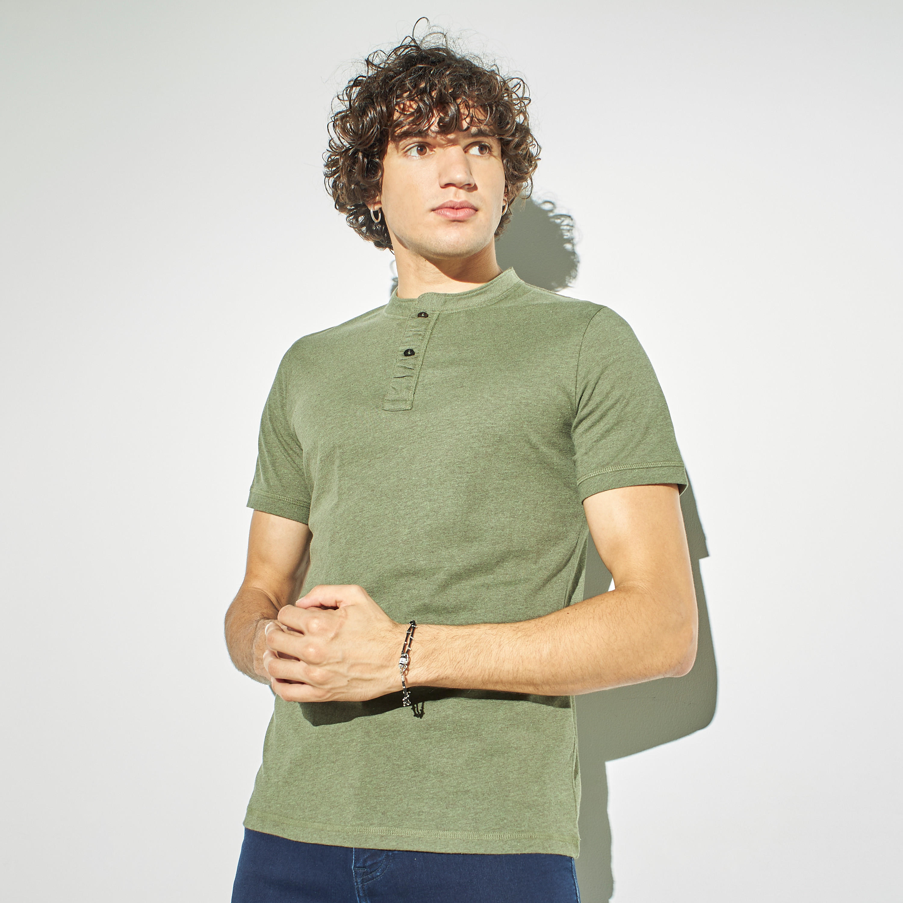 تيشيرت سادة بياقة هينلي وأكمام قصيرة-men-clothing-tshirtsandpolos-tshirts-image-4