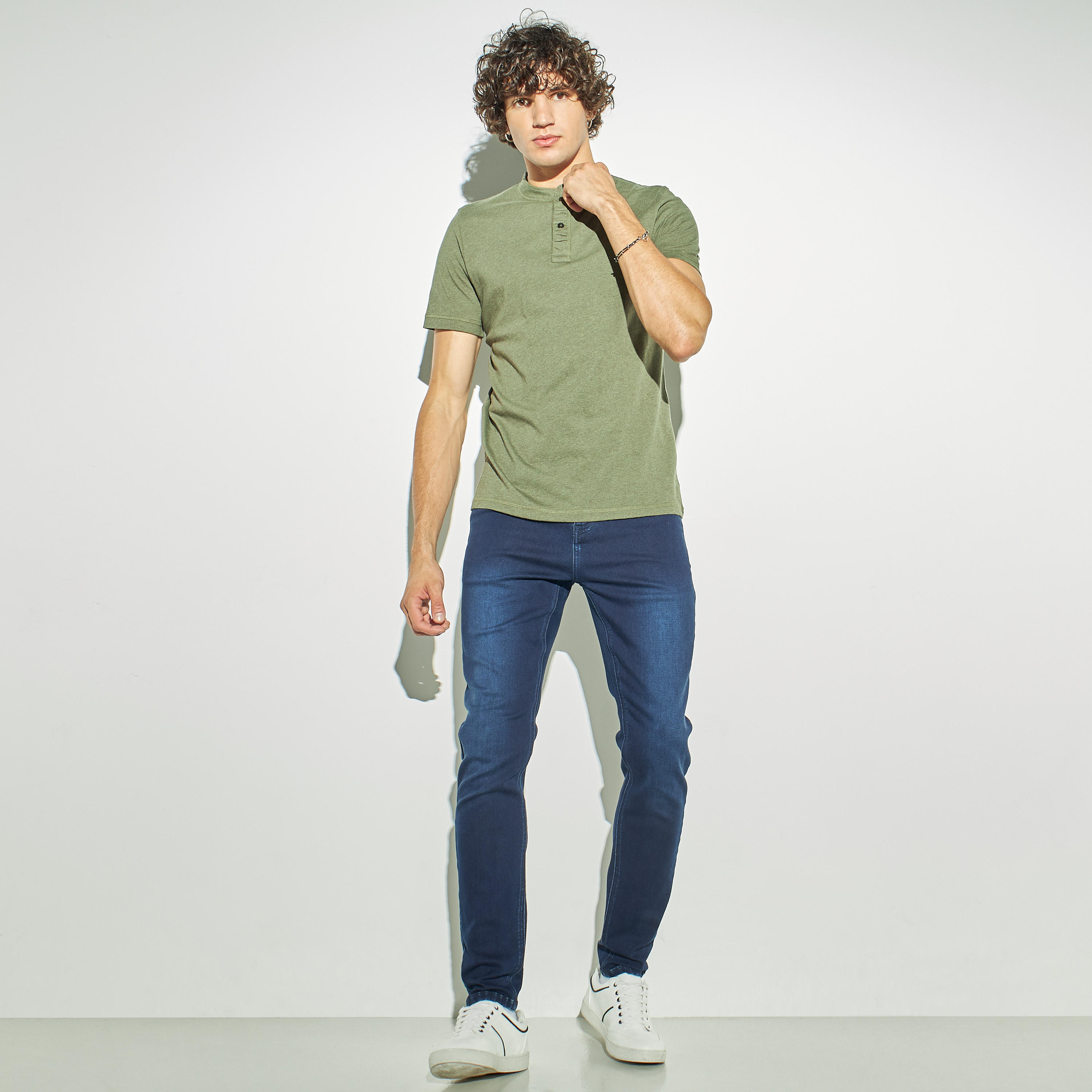 تيشيرت سادة بياقة هينلي وأكمام قصيرة-men-clothing-tshirtsandpolos-tshirts-image-3