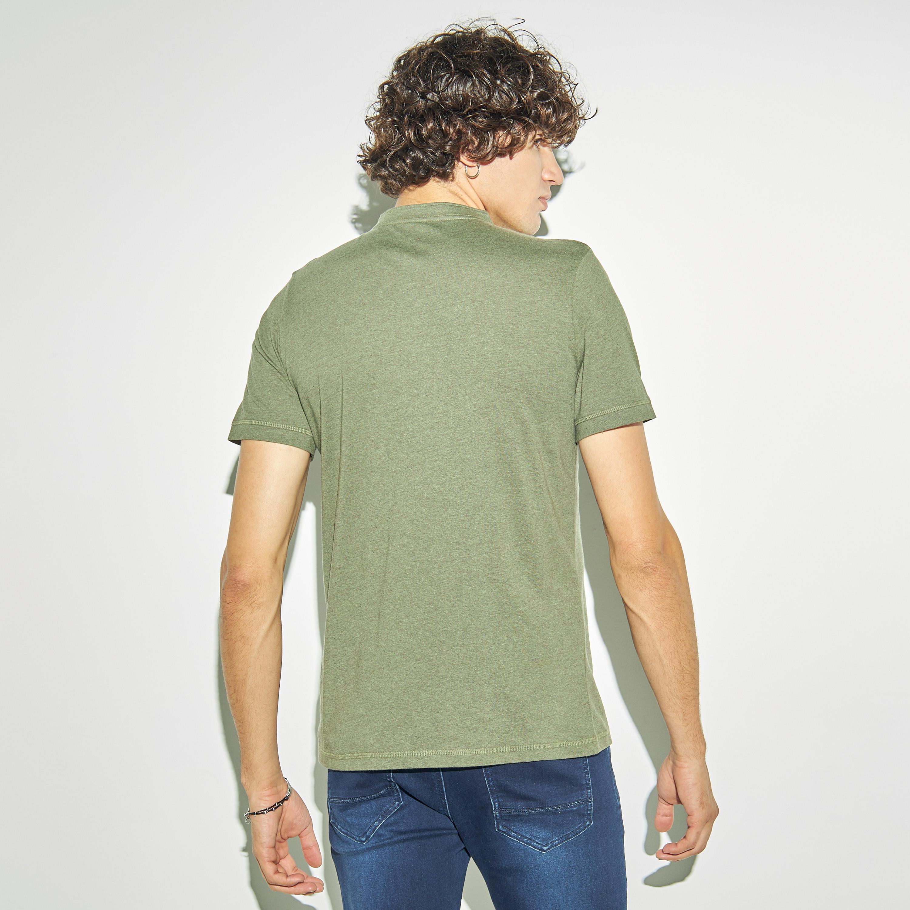 تيشيرت سادة بياقة هينلي وأكمام قصيرة-men-clothing-tshirtsandpolos-tshirts-image-2