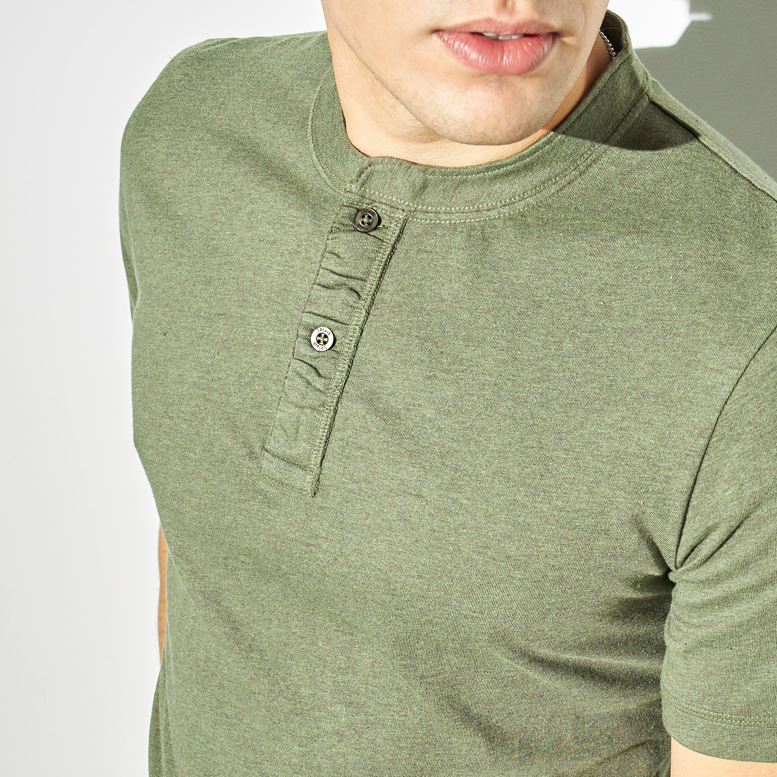 تيشيرت سادة بياقة هينلي وأكمام قصيرة-men-clothing-tshirtsandpolos-tshirts-image-1