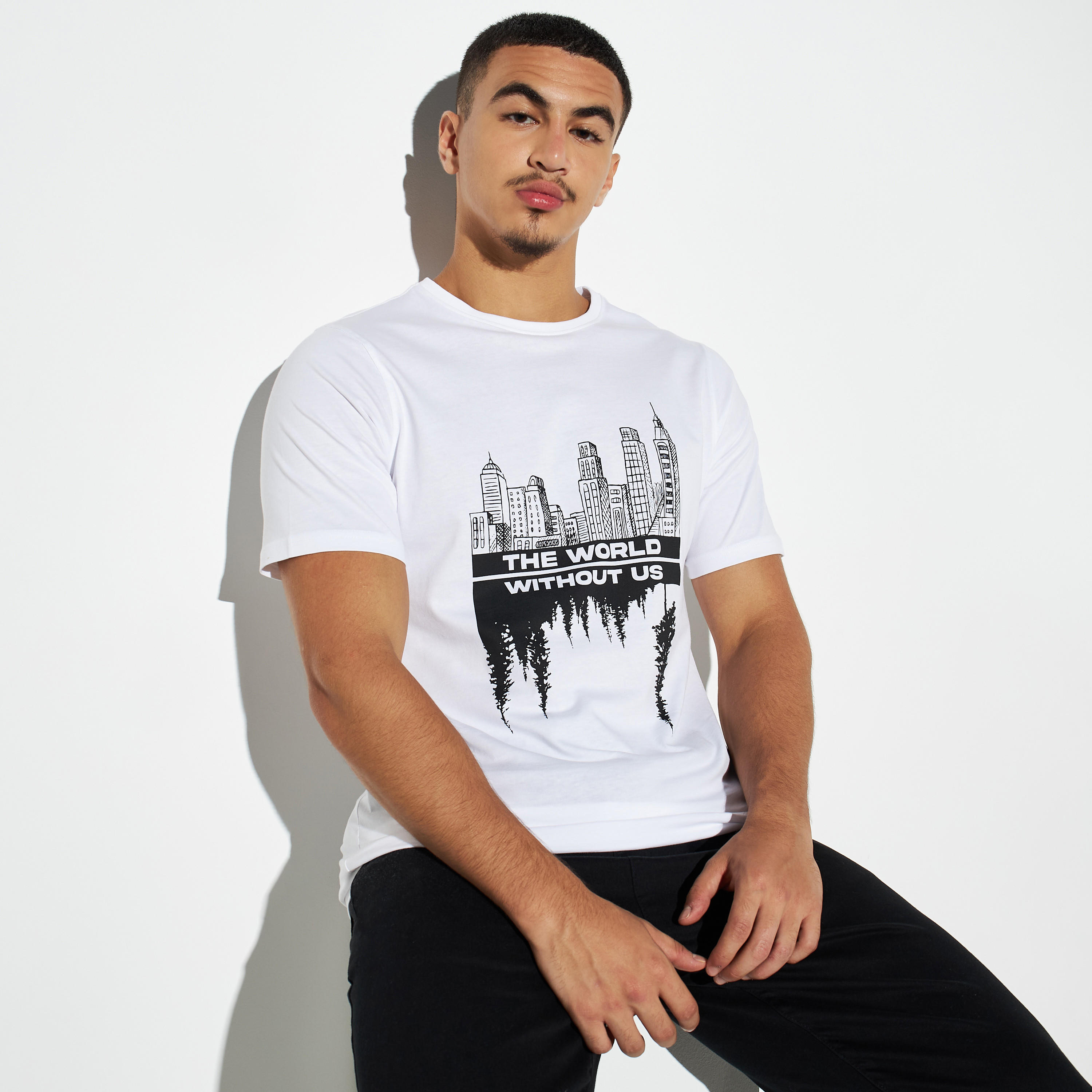 تيشيرت بياقة ضيقة وأكمام قصيرة وطبعات-men-clothing-tshirtsandpolos-tshirts-image-1