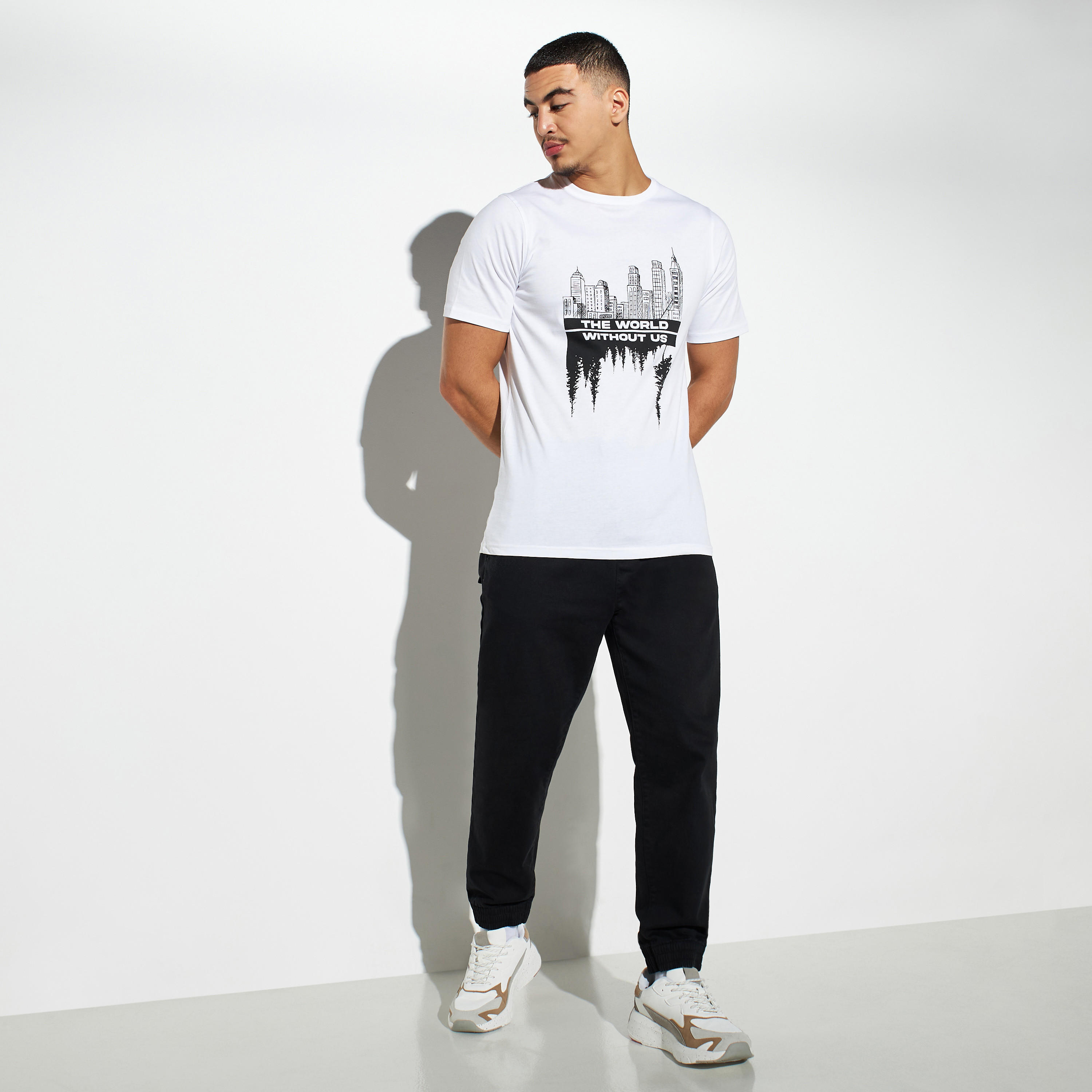 تيشيرت بياقة ضيقة وأكمام قصيرة وطبعات-men-clothing-tshirtsandpolos-tshirts-image-2