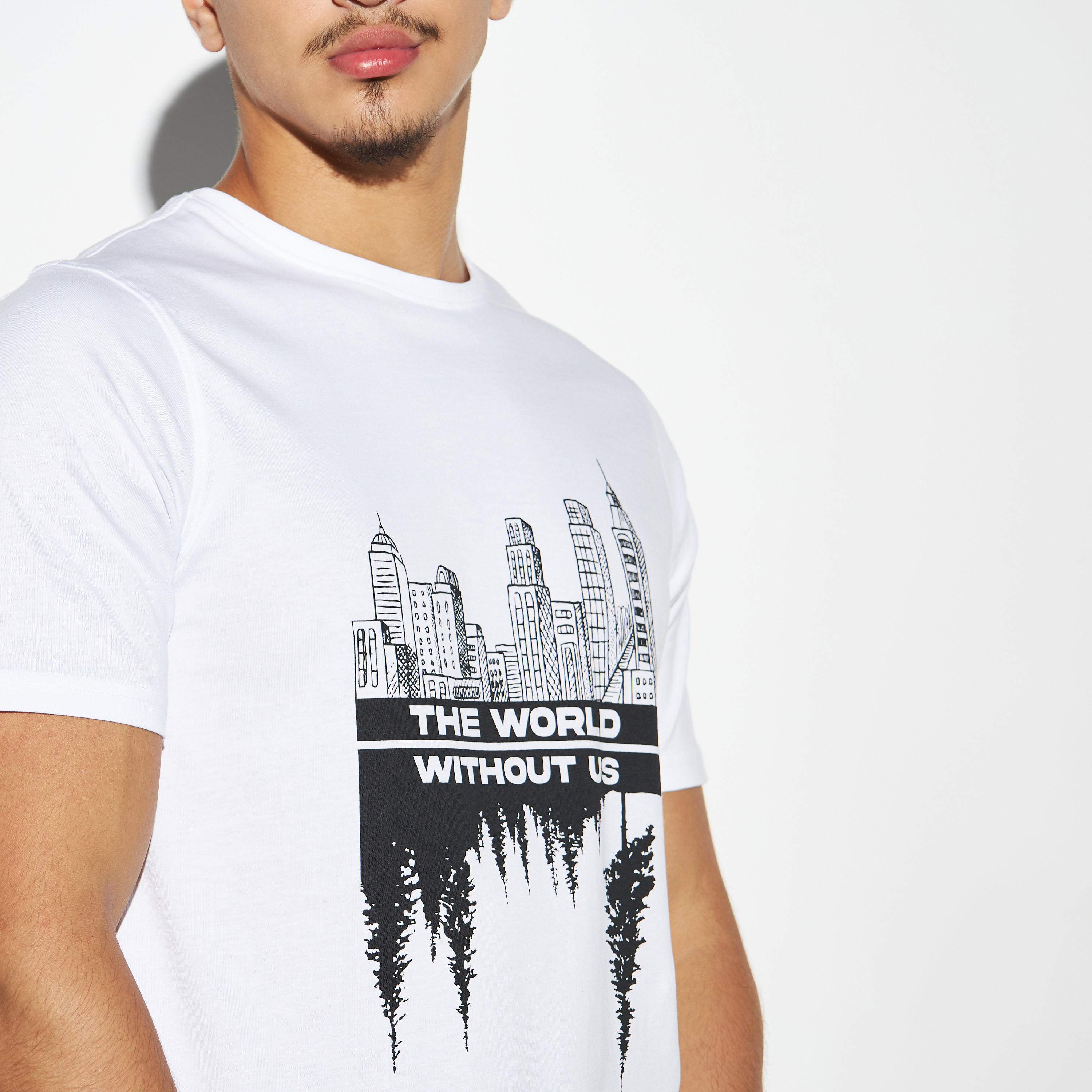 تيشيرت بياقة ضيقة وأكمام قصيرة وطبعات-men-clothing-tshirtsandpolos-tshirts-image-4
