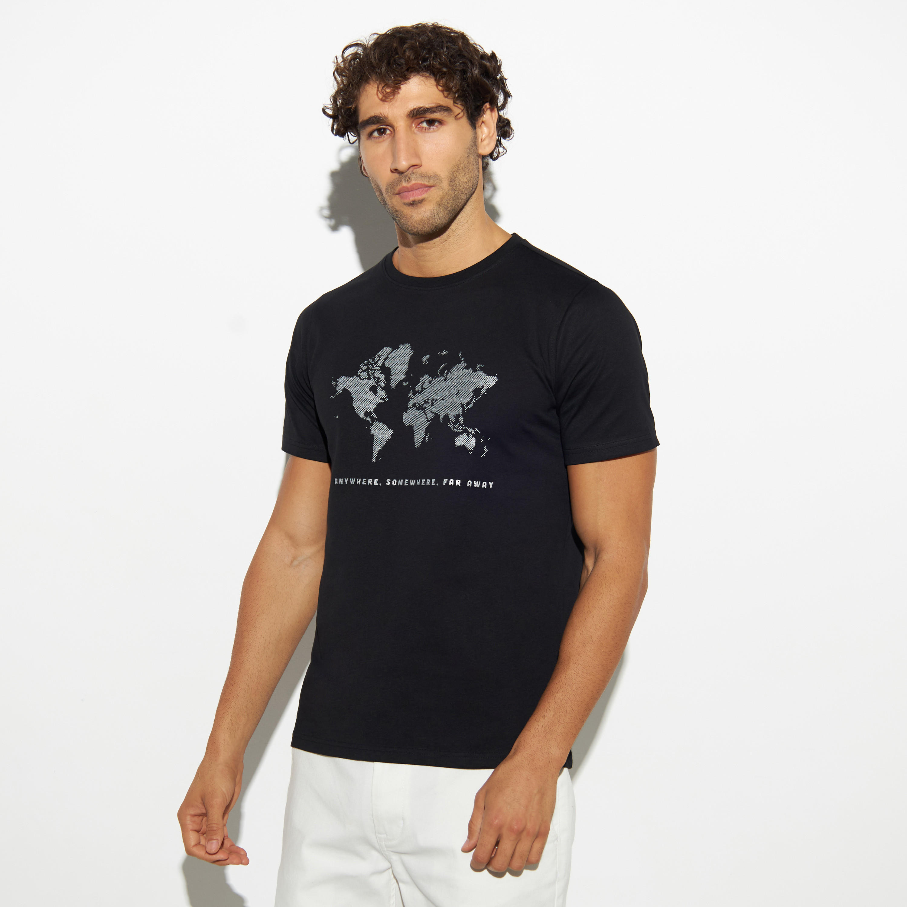 تيشيرت بياقة ضيقة وأكمام قصيرة وطبعات-men-clothing-tshirtsandpolos-tshirts-image-4
