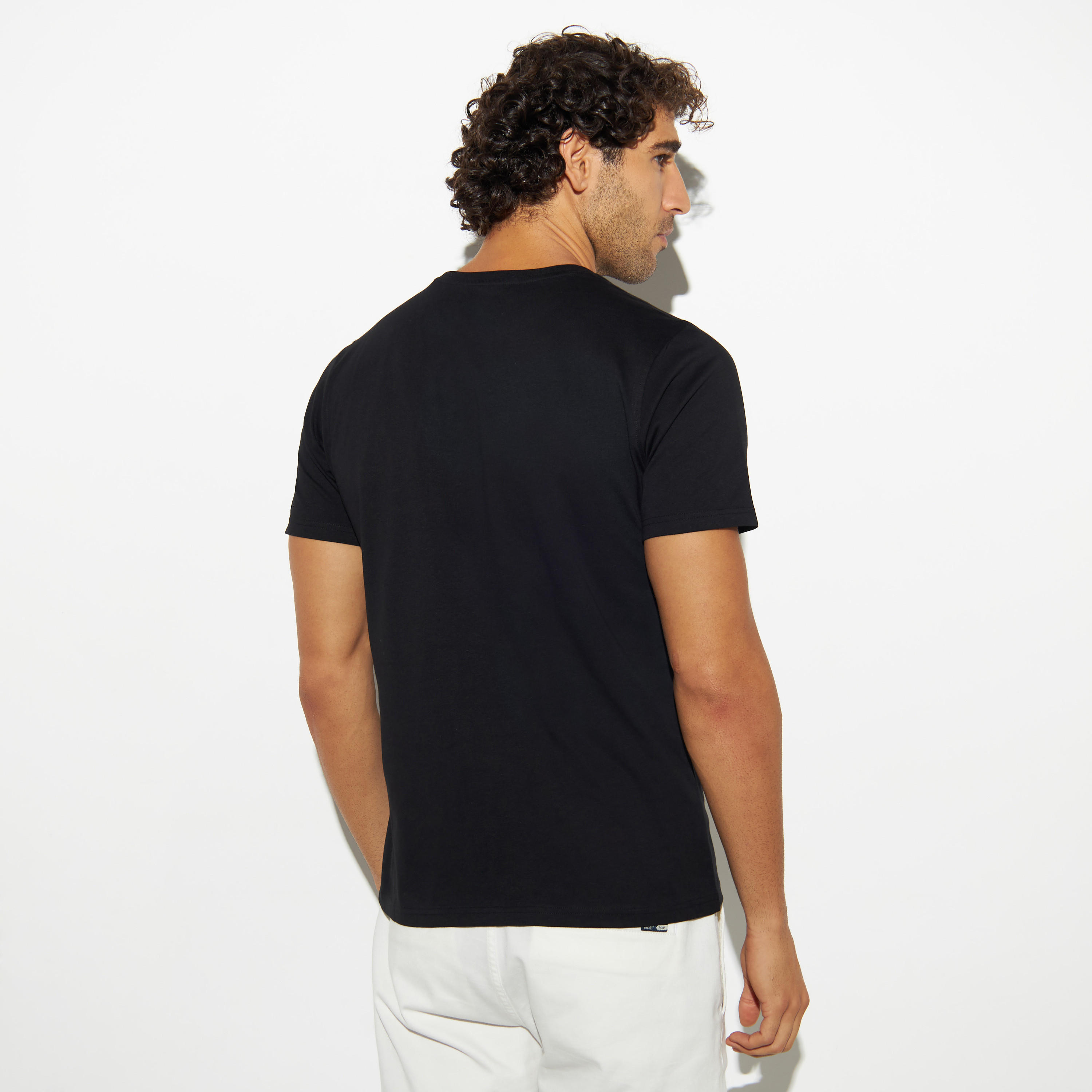تيشيرت بياقة ضيقة وأكمام قصيرة وطبعات-men-clothing-tshirtsandpolos-tshirts-image-2