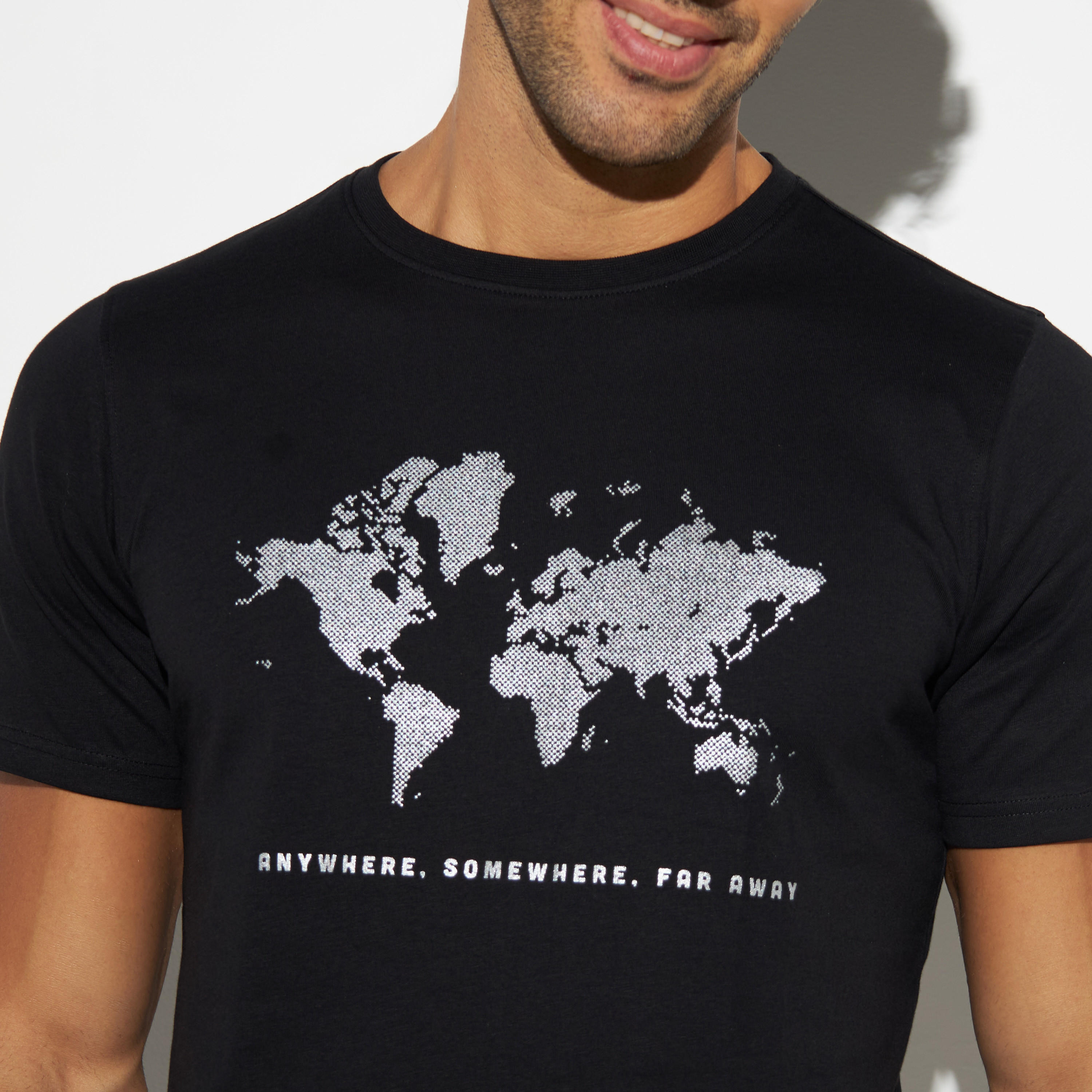تيشيرت بياقة ضيقة وأكمام قصيرة وطبعات-men-clothing-tshirtsandpolos-tshirts-image-1