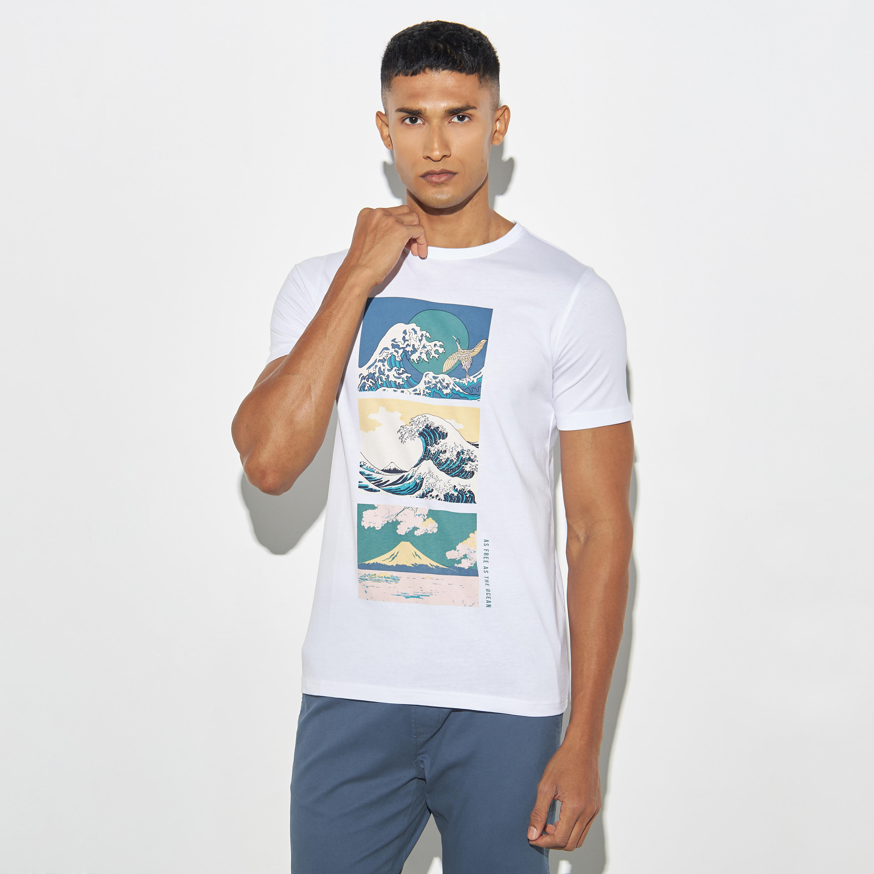 تيشيرت بياقة ضيقة وأكمام قصيرة وطبعات-men-clothing-tshirtsandpolos-tshirts-image-1