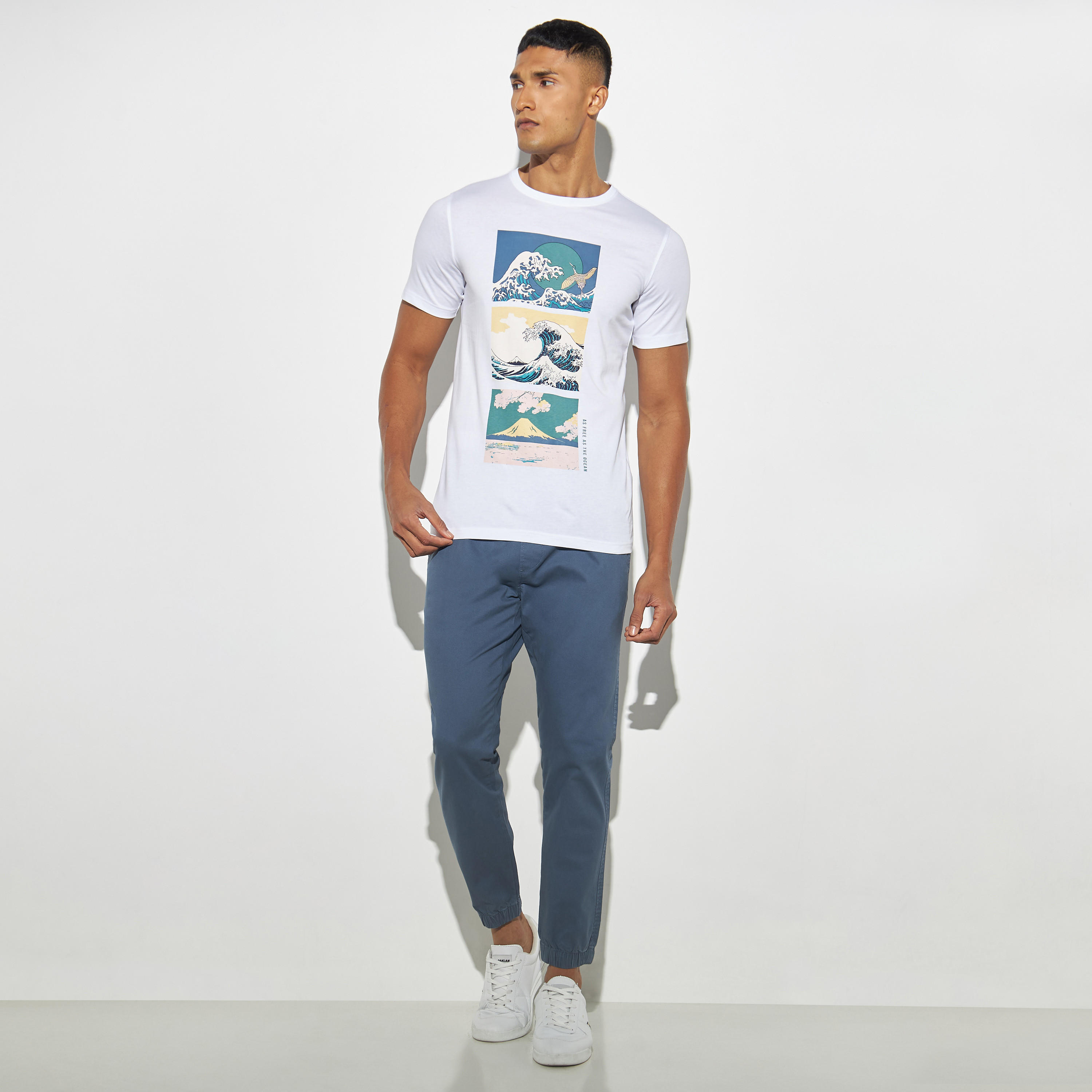 تيشيرت بياقة ضيقة وأكمام قصيرة وطبعات-men-clothing-tshirtsandpolos-tshirts-image-2