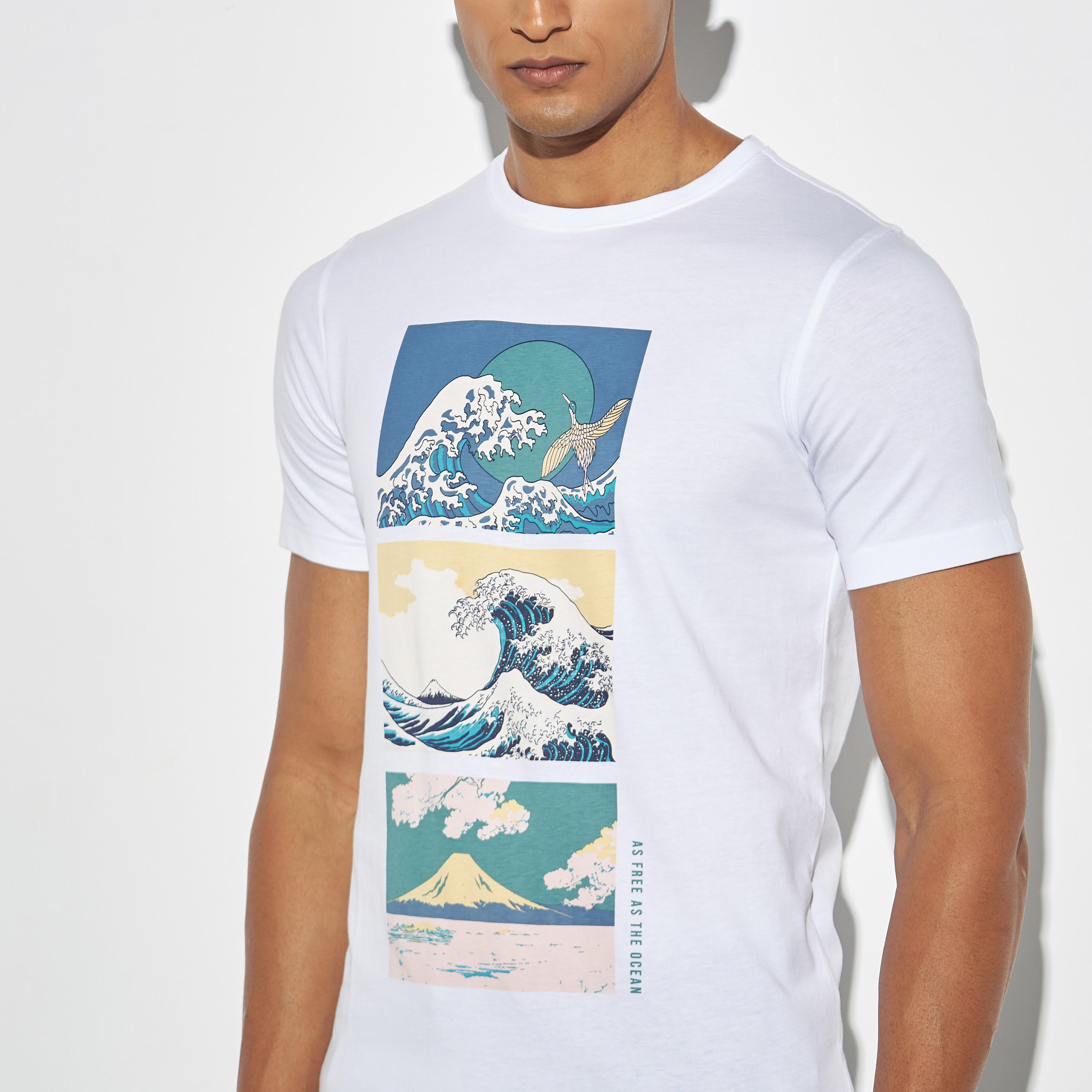 تيشيرت بياقة ضيقة وأكمام قصيرة وطبعات-men-clothing-tshirtsandpolos-tshirts-image-4