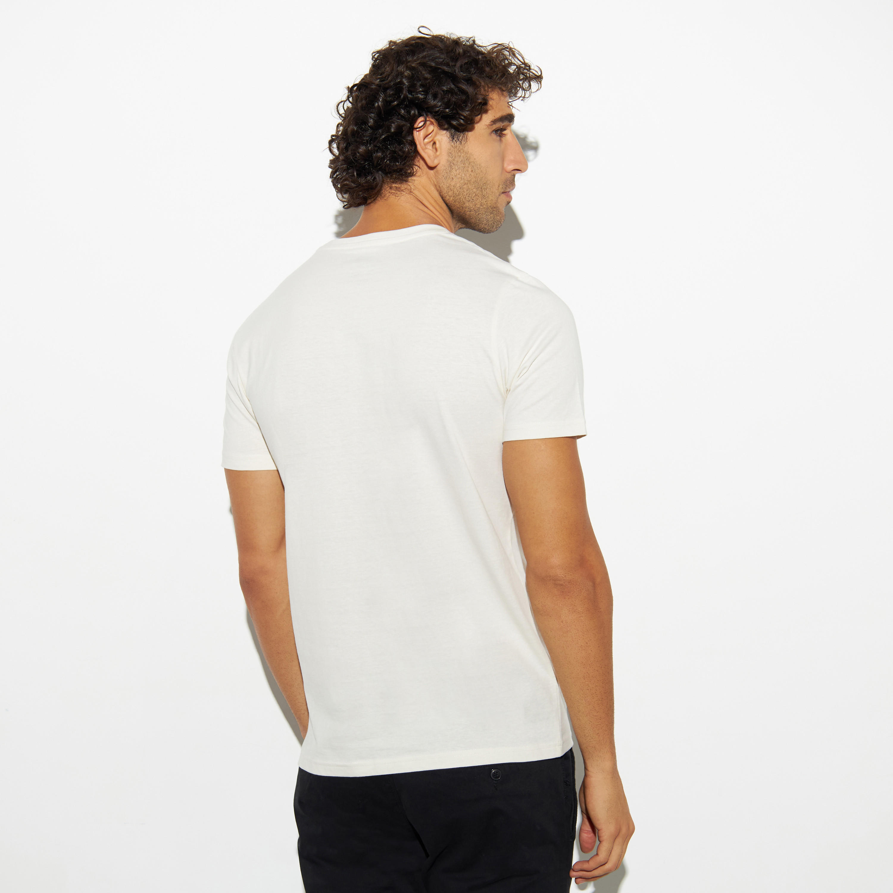 تيشيرت بياقة ضيقة وطبعات-men-clothing-tshirtsandpolos-tshirts-image-2
